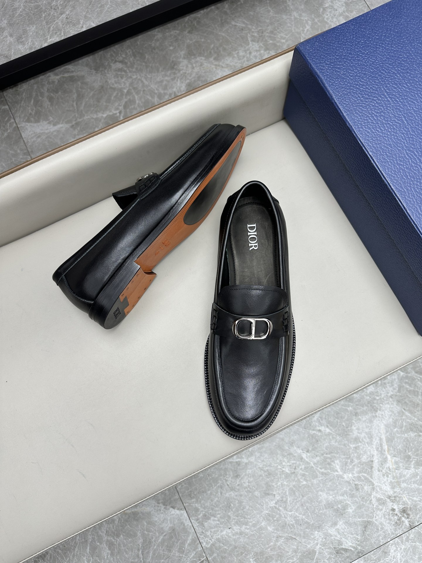 Dior 迪奥男士皮鞋 - 小牛皮製、シンプルでエレガントなデザイン