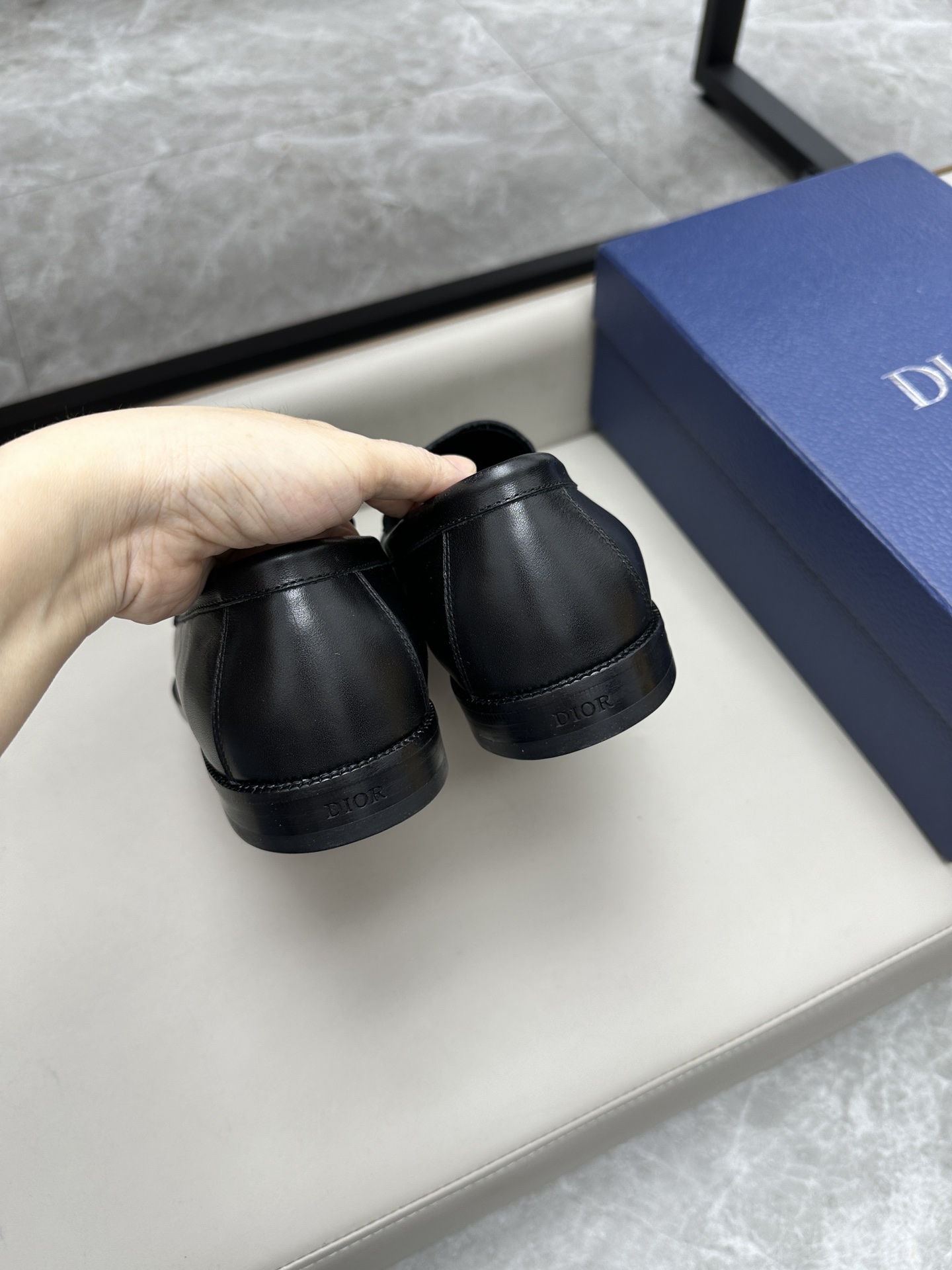 Dior 迪奥男士皮鞋 - 小牛皮製、シンプルでエレガントなデザイン