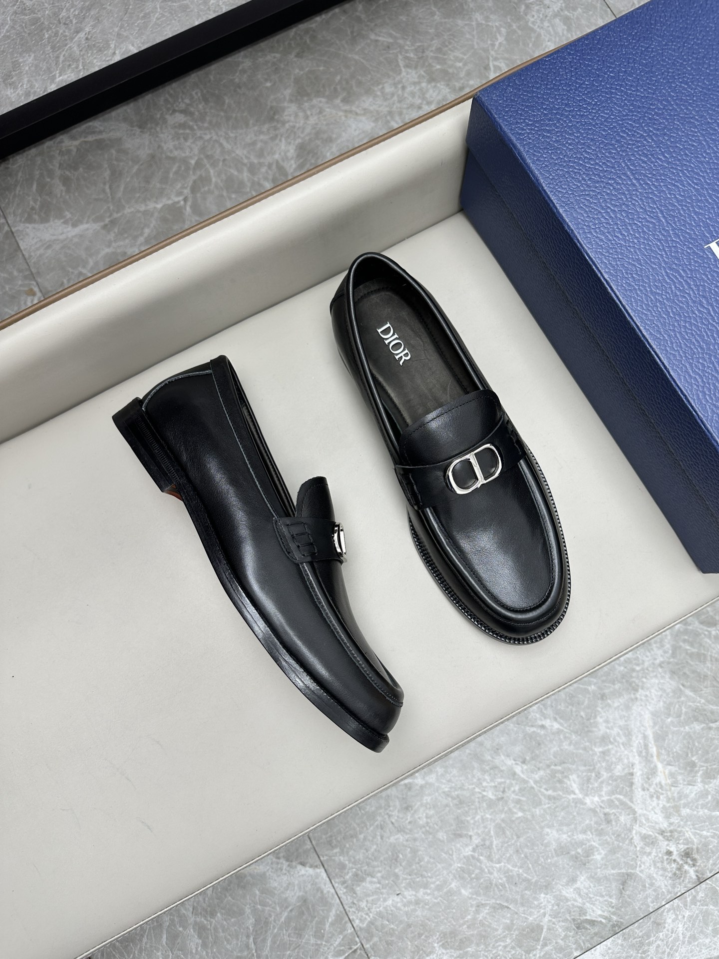 Dior 迪奥男士皮鞋 - 小牛皮製、シンプルでエレガントなデザイン