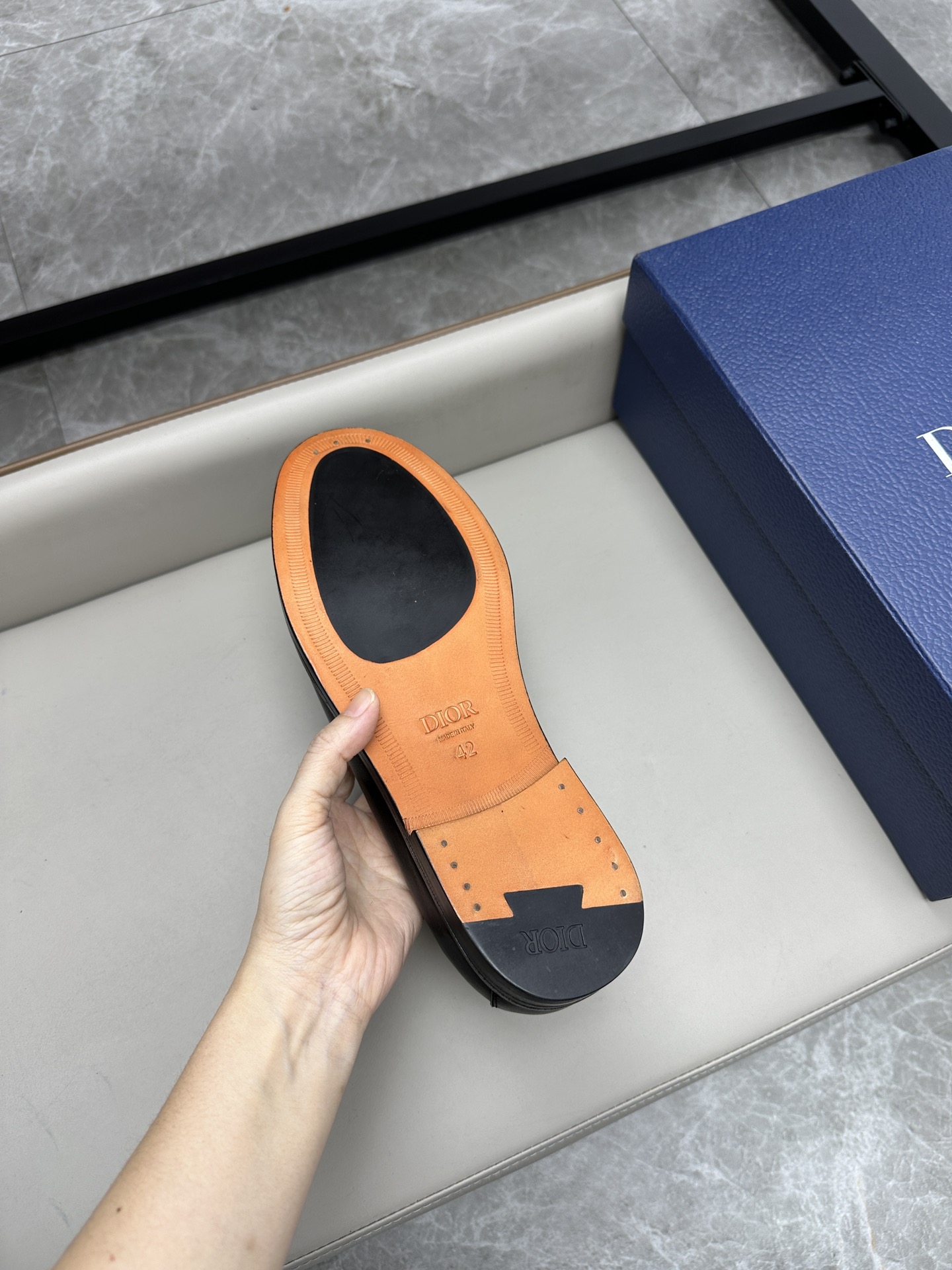 Dior 迪奥男士皮鞋 - 小牛皮製、シンプルでエレガントなデザイン