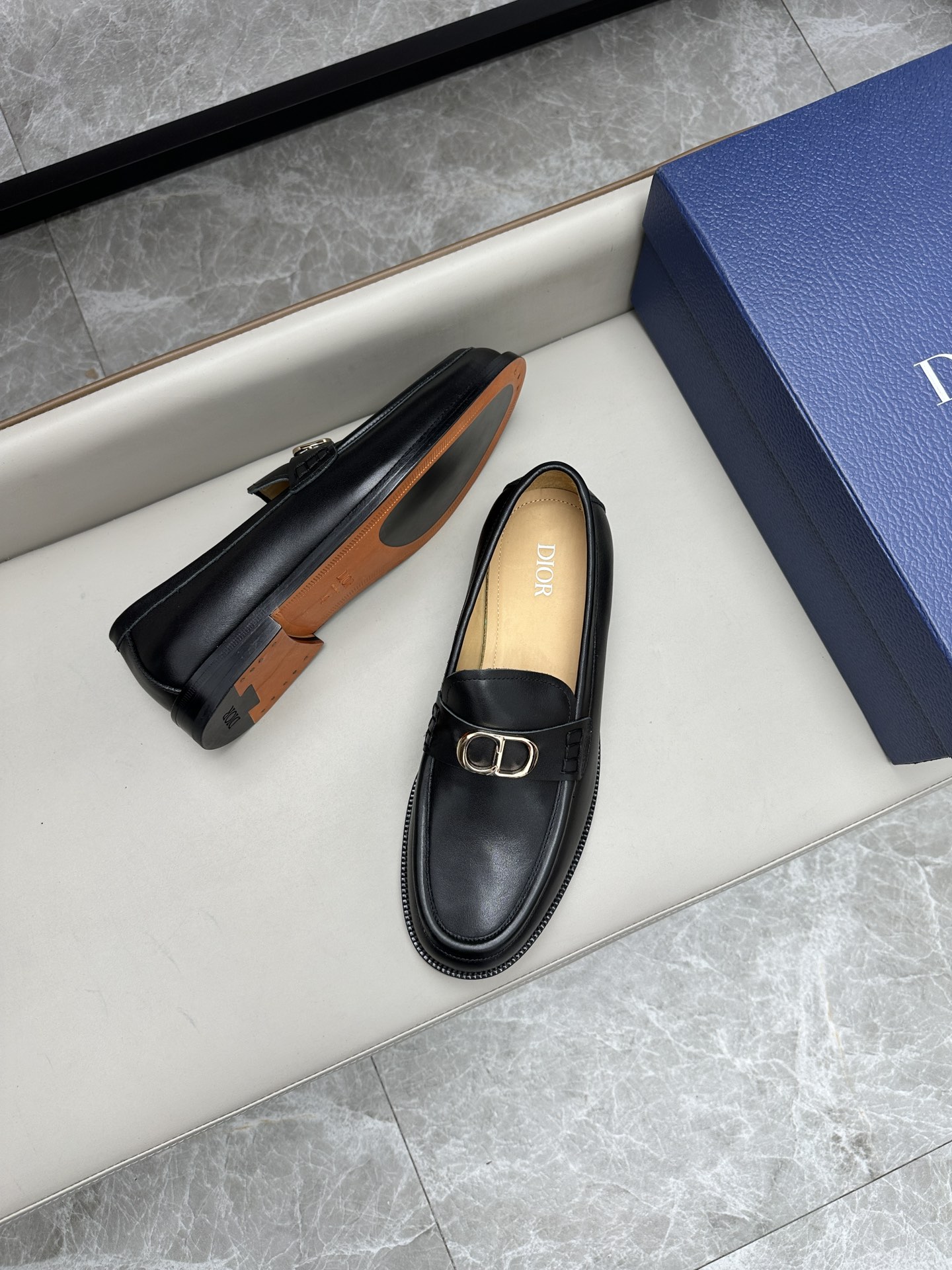 Dior 迪奥男士皮鞋 - 輝くスタイルと快適さの融合