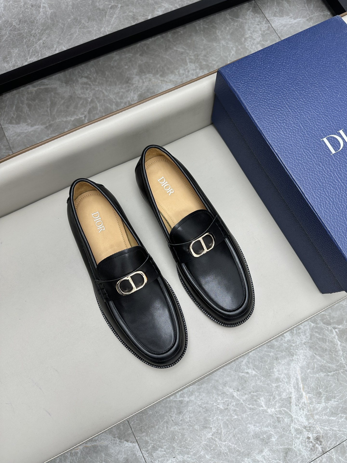 Dior 迪奥男士皮鞋 - 輝くスタイルと快適さの融合