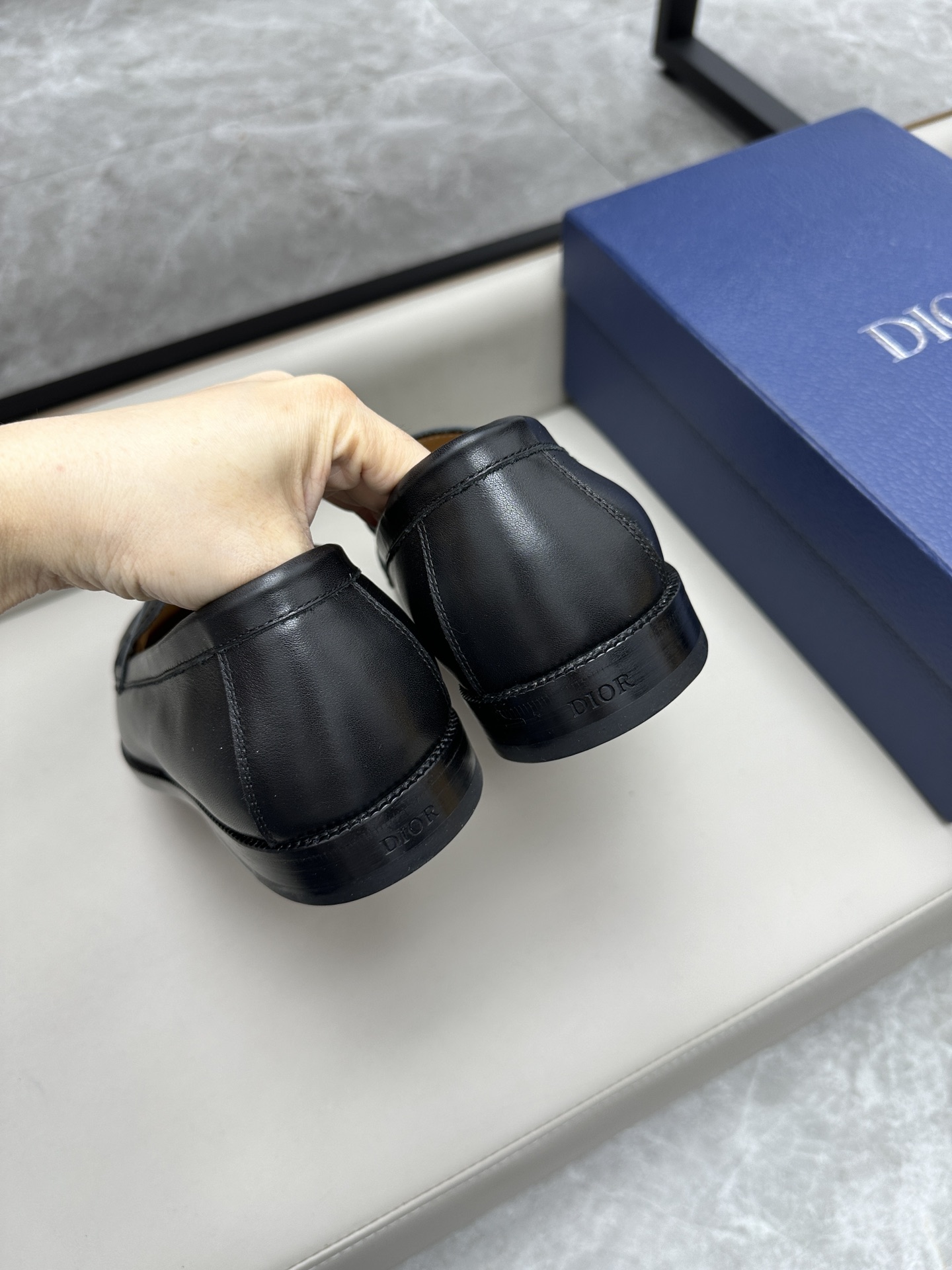 Dior 迪奥男士皮鞋 - 輝くスタイルと快適さの融合