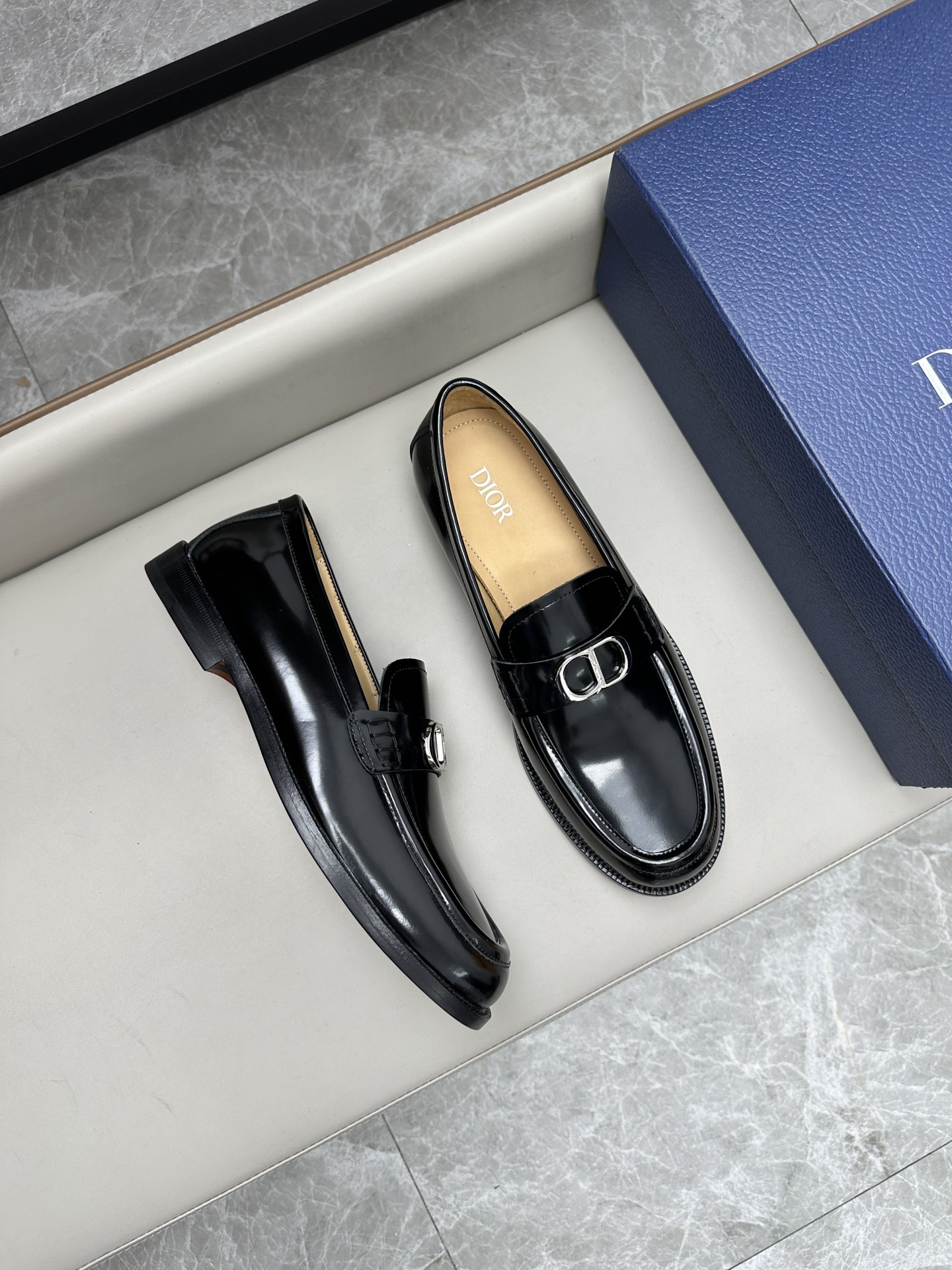 Dior 男士皮鞋 - クラシックなスタイルと洗練されたデザイン