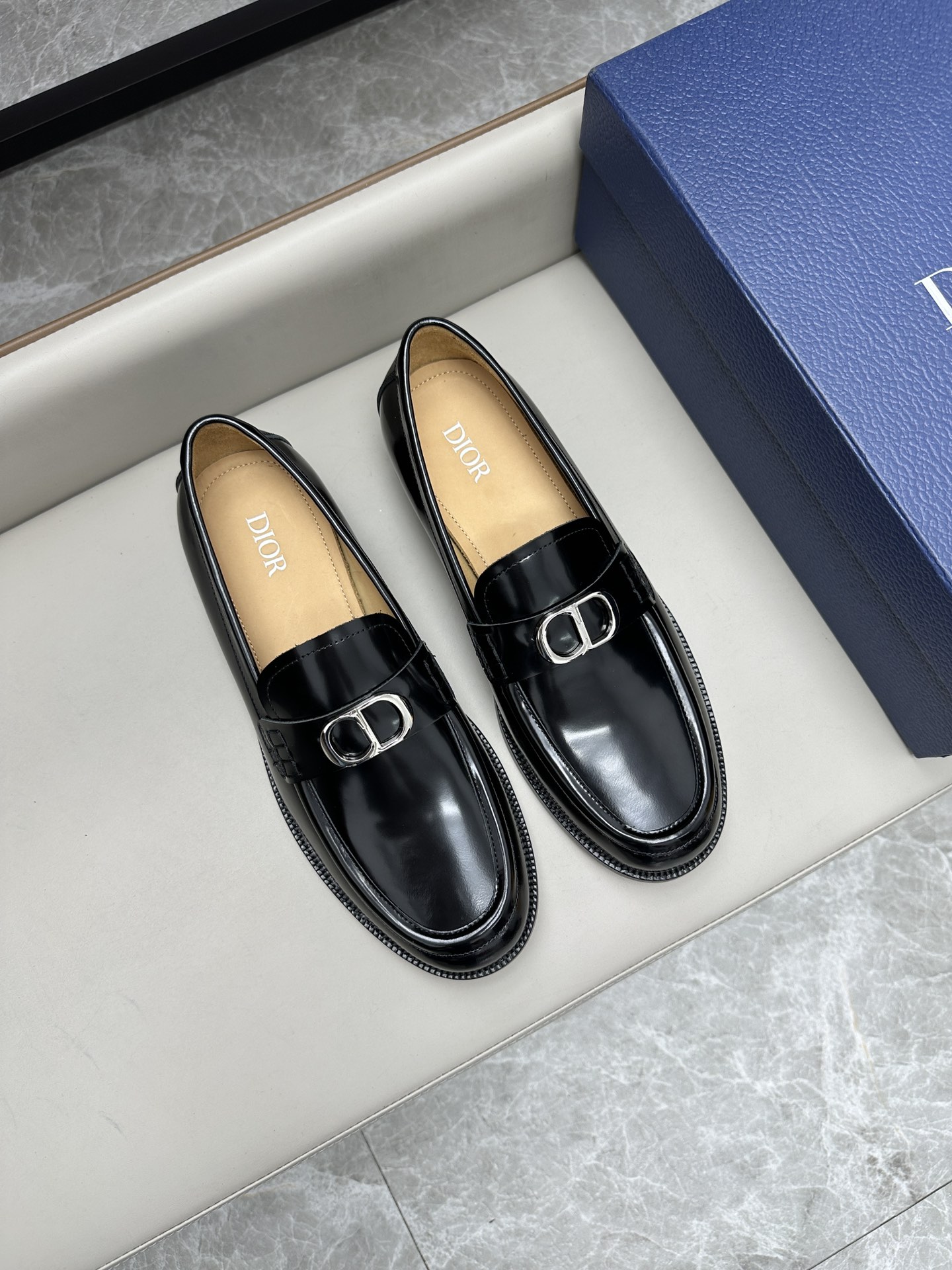 Dior 男士皮鞋 - クラシックなスタイルと洗練されたデザイン