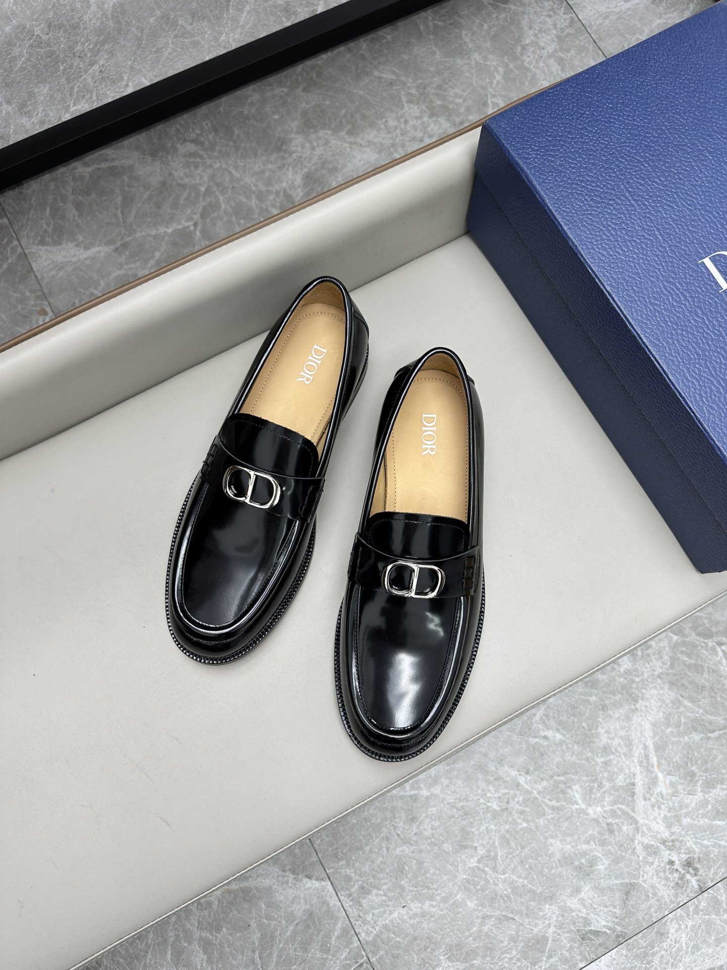 Dior 男士皮鞋 - クラシックなスタイルと洗練されたデザイン