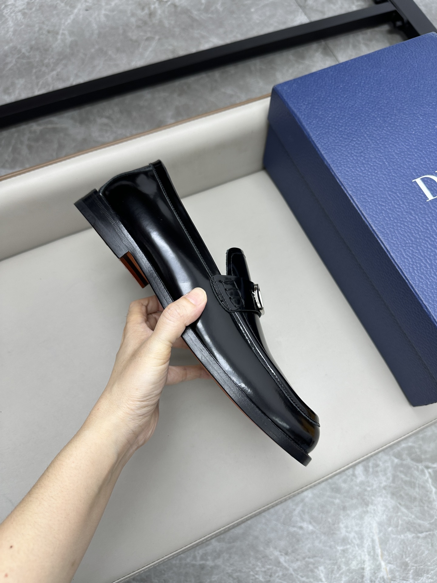 Dior 男士皮鞋 - クラシックなスタイルと洗練されたデザイン
