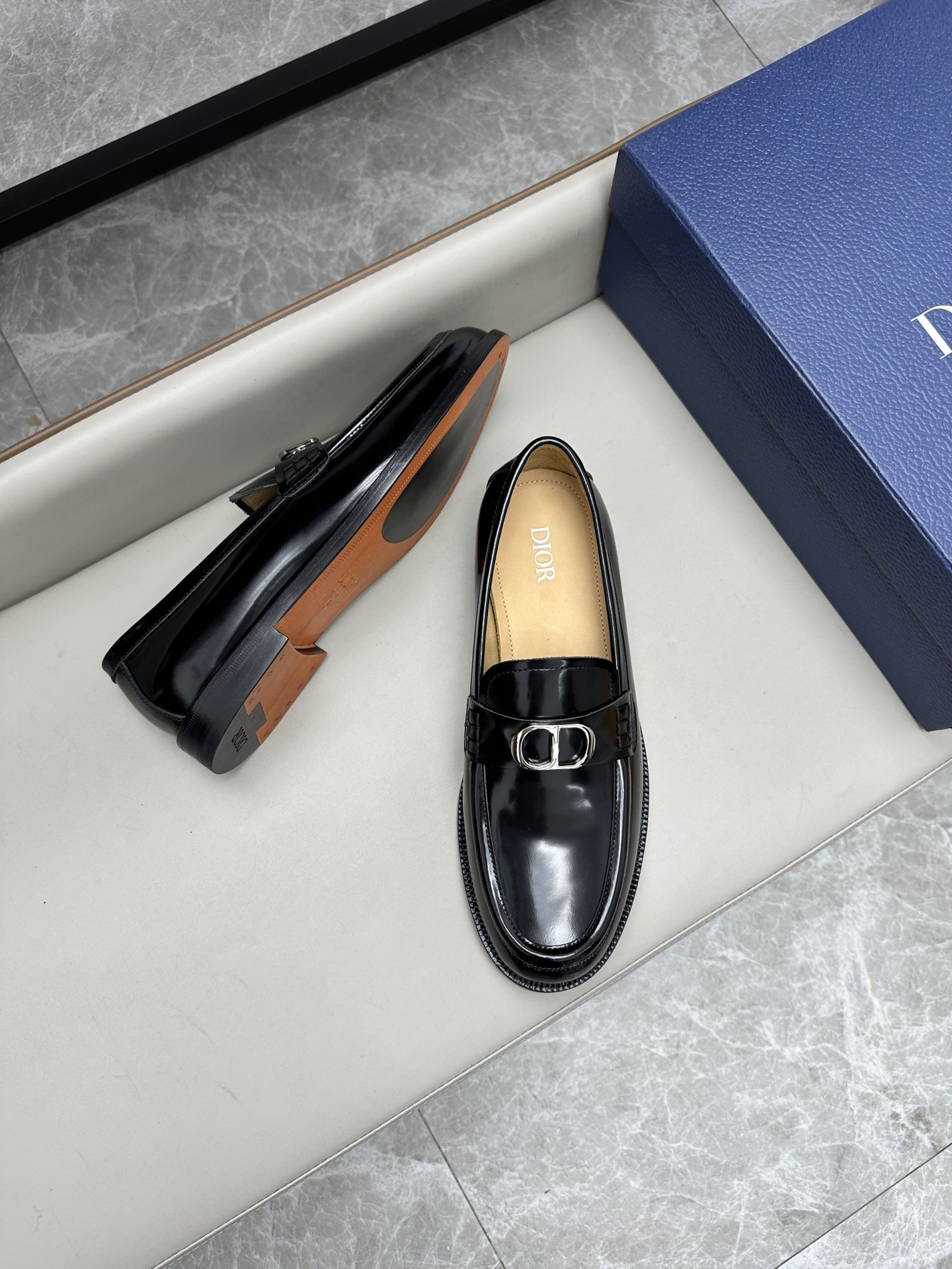 Dior 男士皮鞋 - クラシックなスタイルと洗練されたデザイン