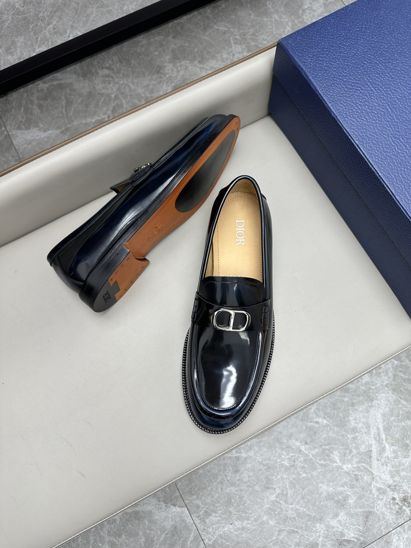 Dior 男士皮鞋 - クラシックスタイルに洗練されたデザイン