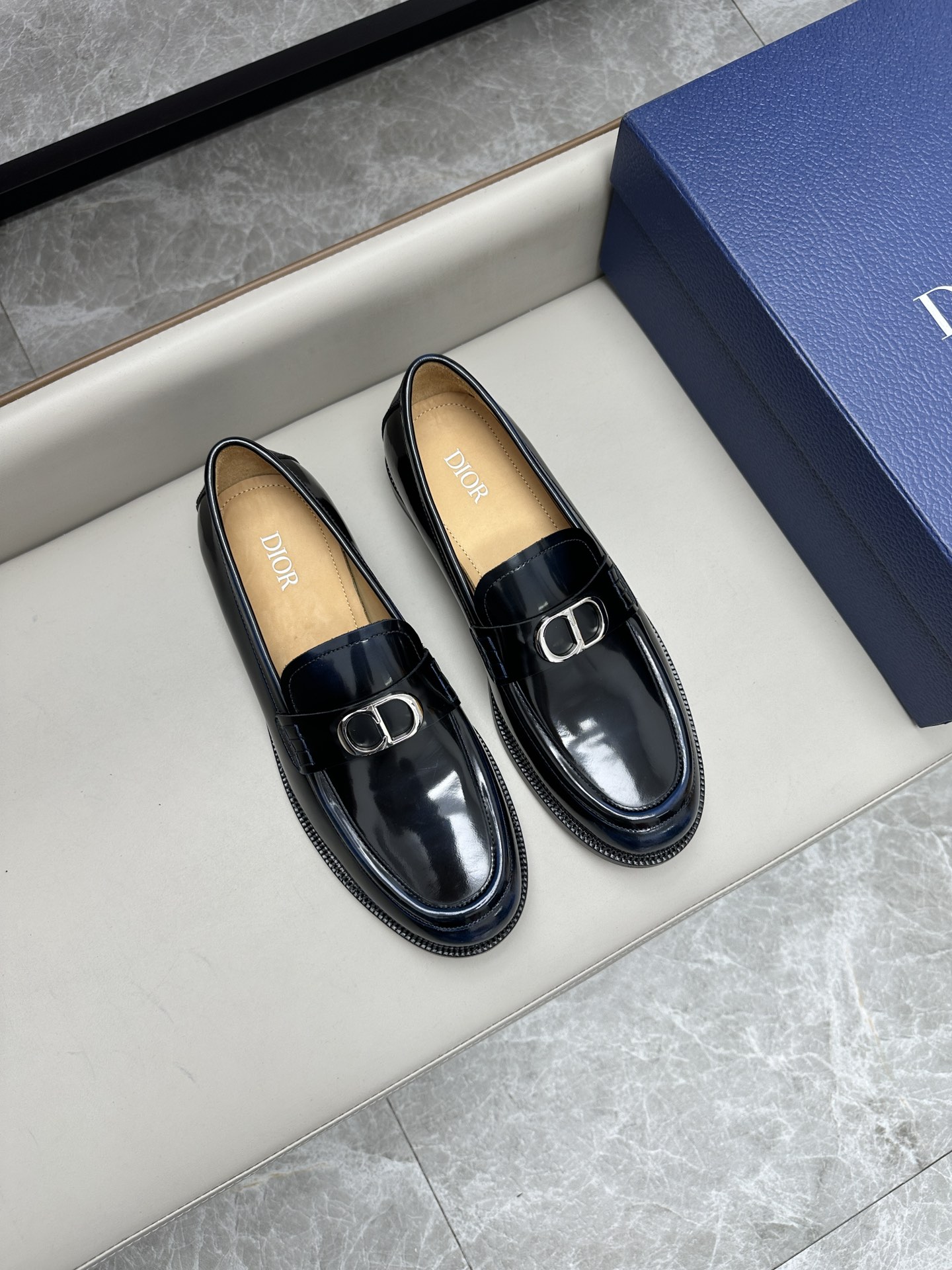 Dior 男士皮鞋 - クラシックスタイルに洗練されたデザイン