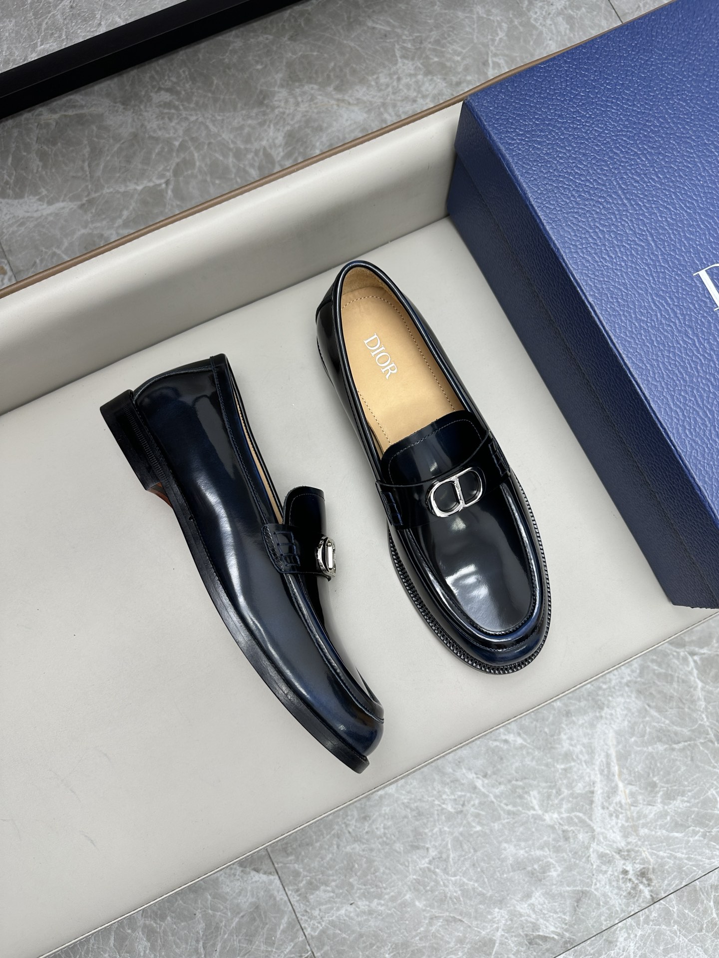 Dior 男士皮鞋 - クラシックスタイルに洗練されたデザイン