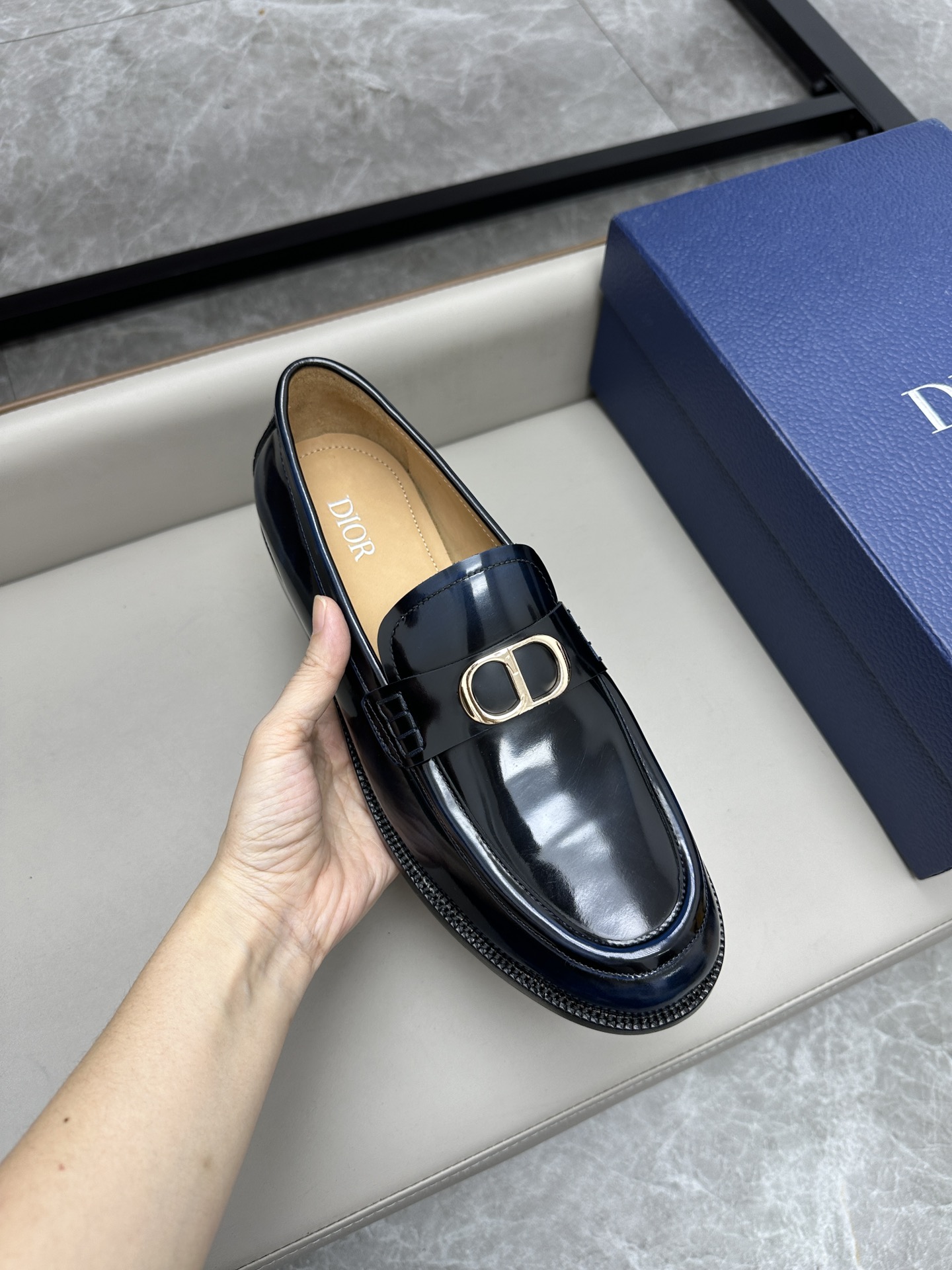 Dior 男士皮鞋 - クラシックなデザインと高級素材の融合