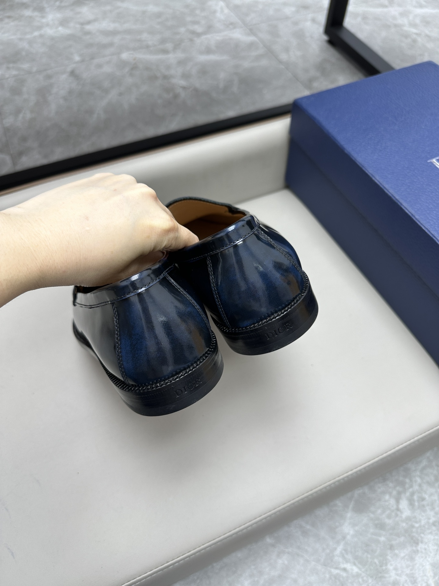 Dior 男士皮鞋 - クラシックなデザインと高級素材の融合