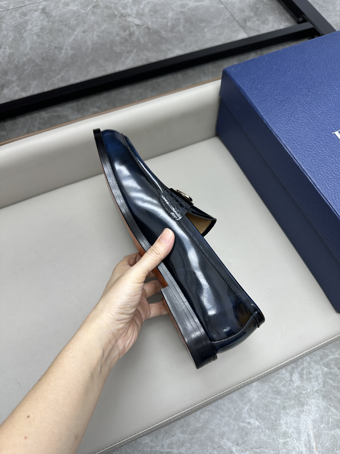 Dior 男士皮鞋 - クラシックなデザインと高級素材の融合