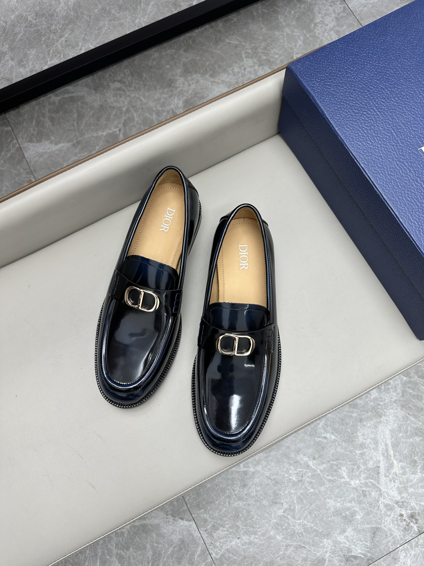 Dior 男士皮鞋 - クラシックなデザインと高級素材の融合