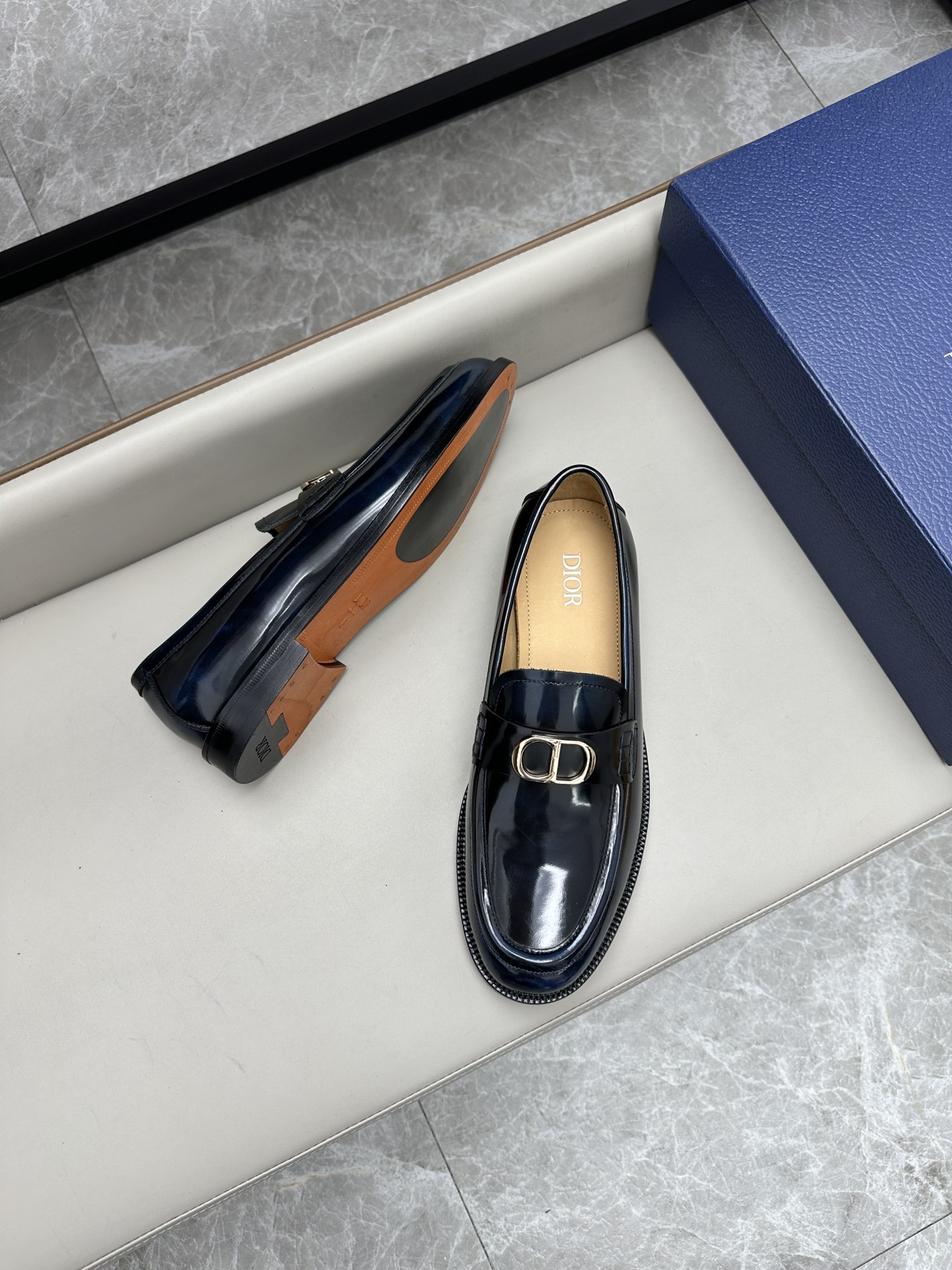 Dior 男士皮鞋 - クラシックなデザインと高級素材の融合