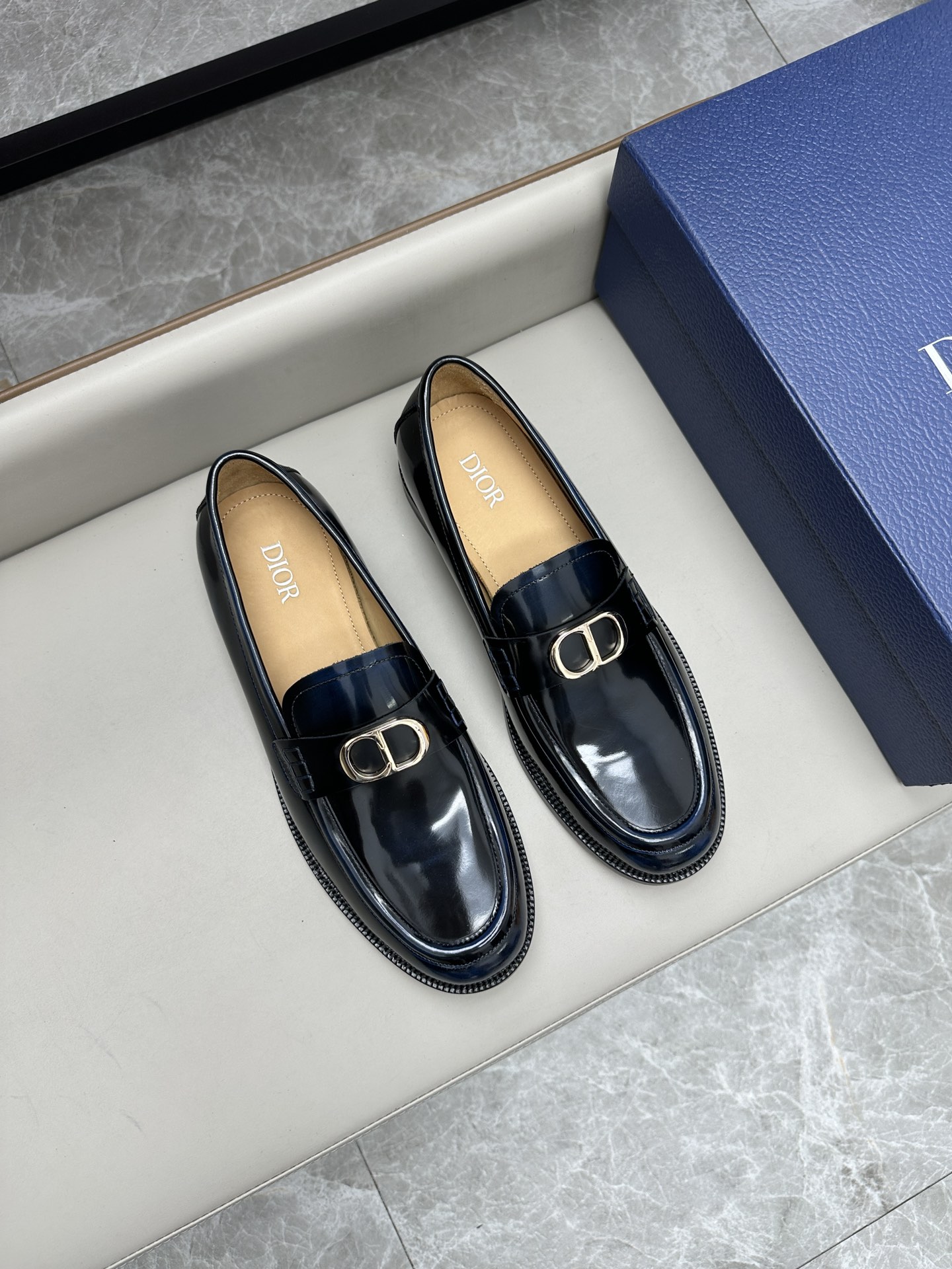 Dior 男士皮鞋 - クラシックなデザインと高級素材の融合