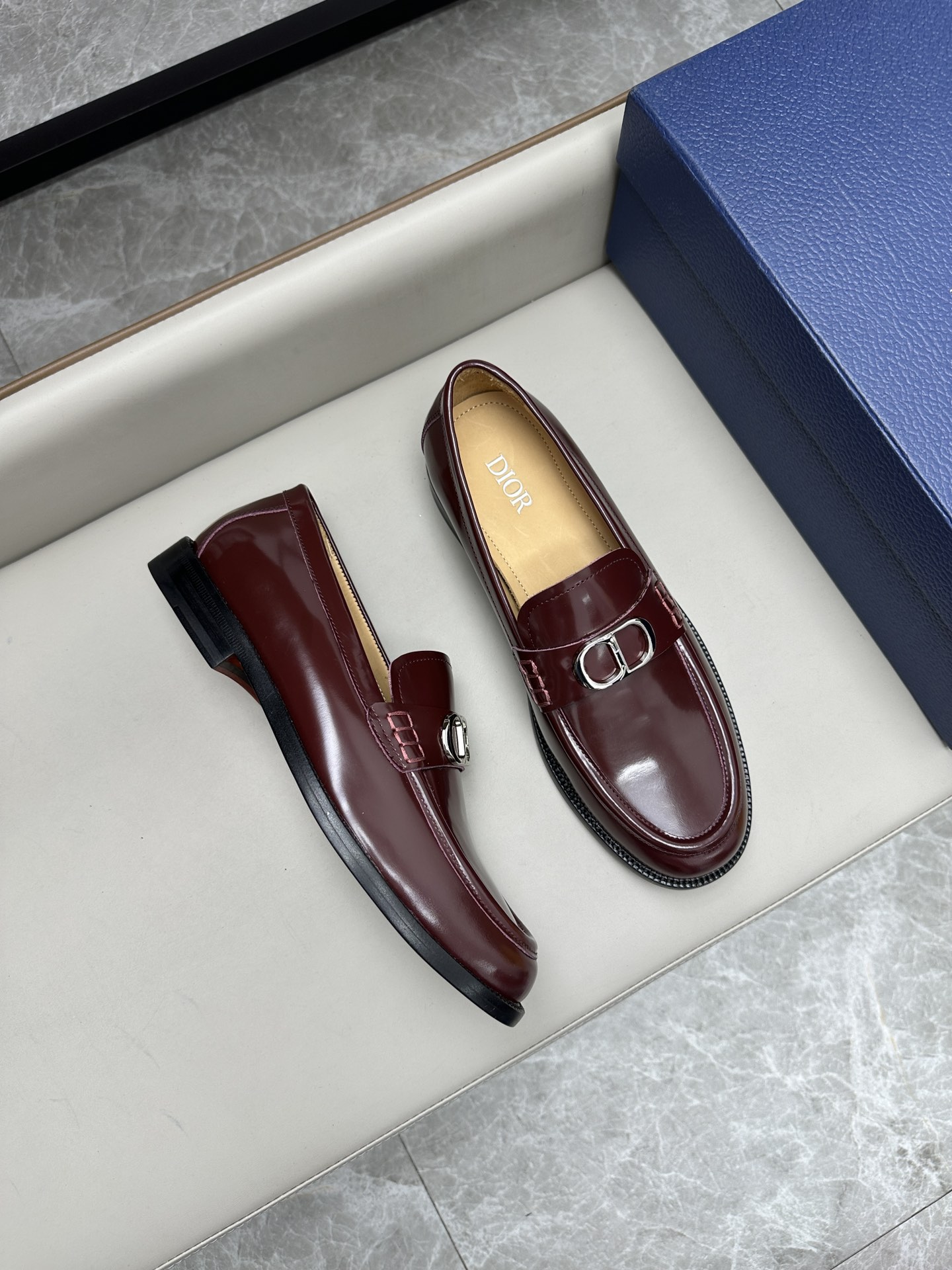 Dior 男士皮鞋 - スタイリッシュなデザインと高級感