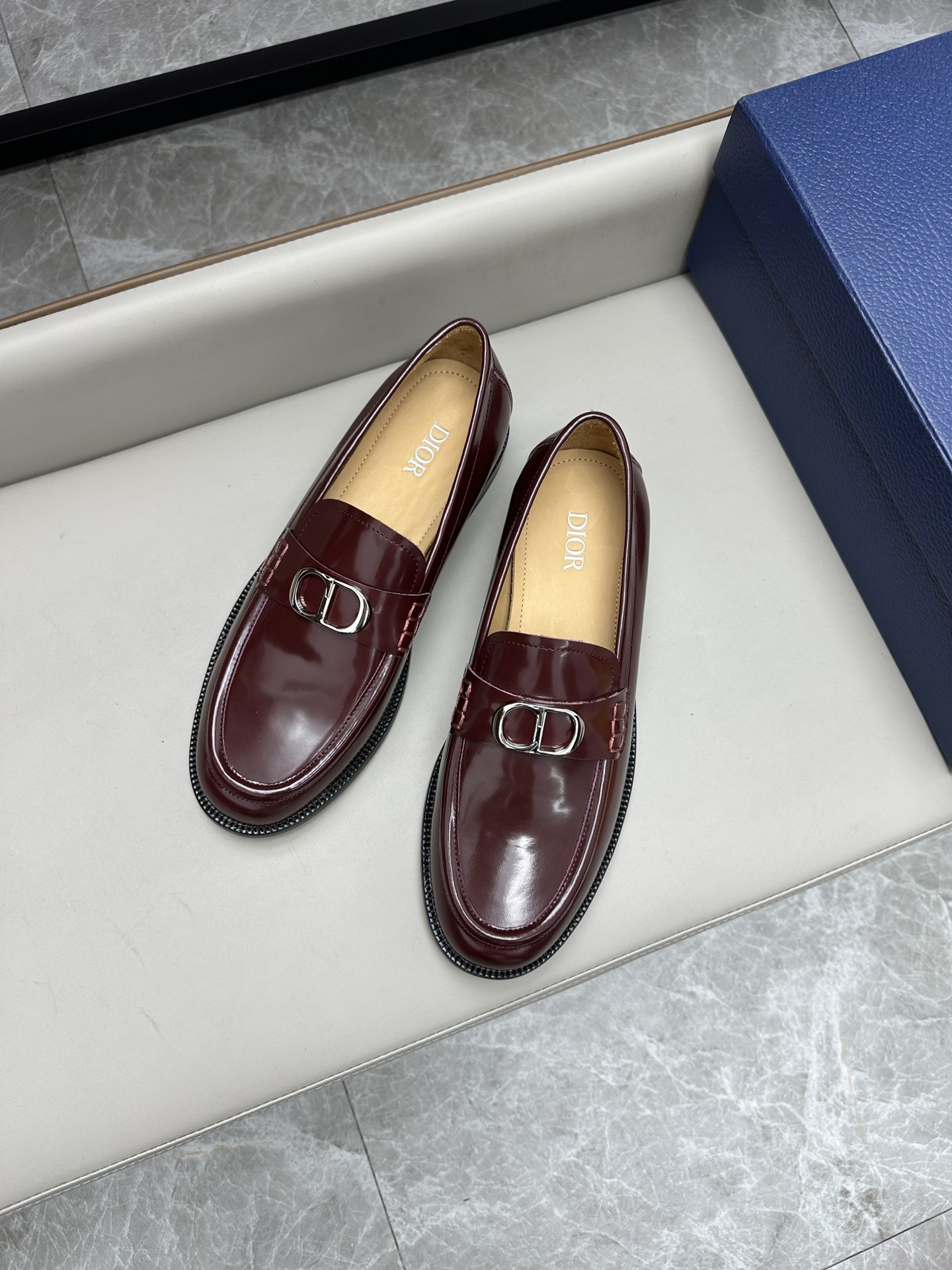 Dior 男士皮鞋 - スタイリッシュなデザインと高級感