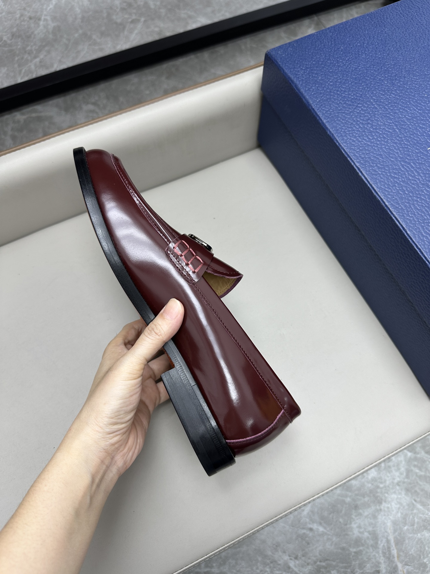 Dior 男士皮鞋 - スタイリッシュなデザインと高級感