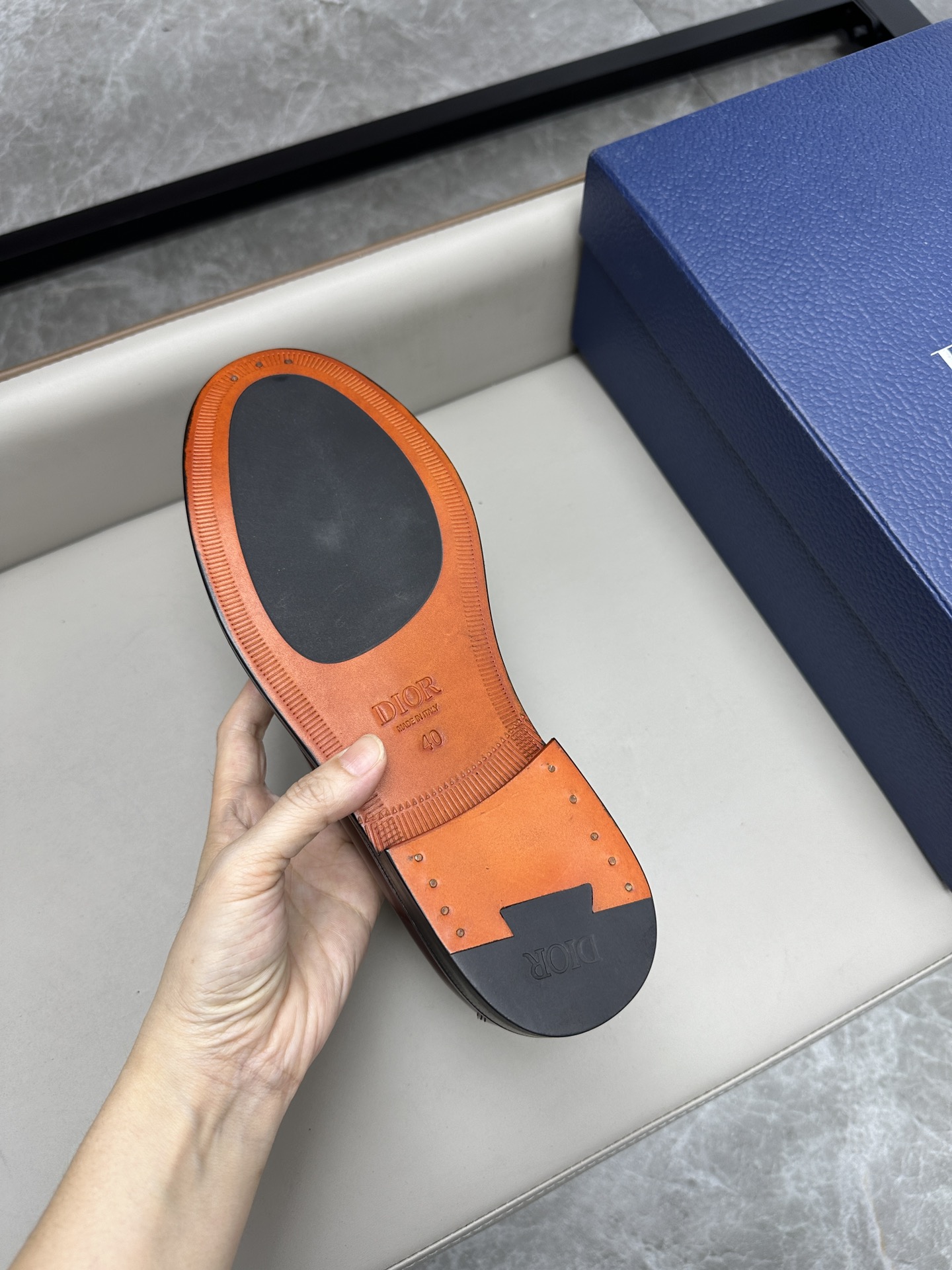 Dior 男士皮鞋 - スタイリッシュなデザインと高級感