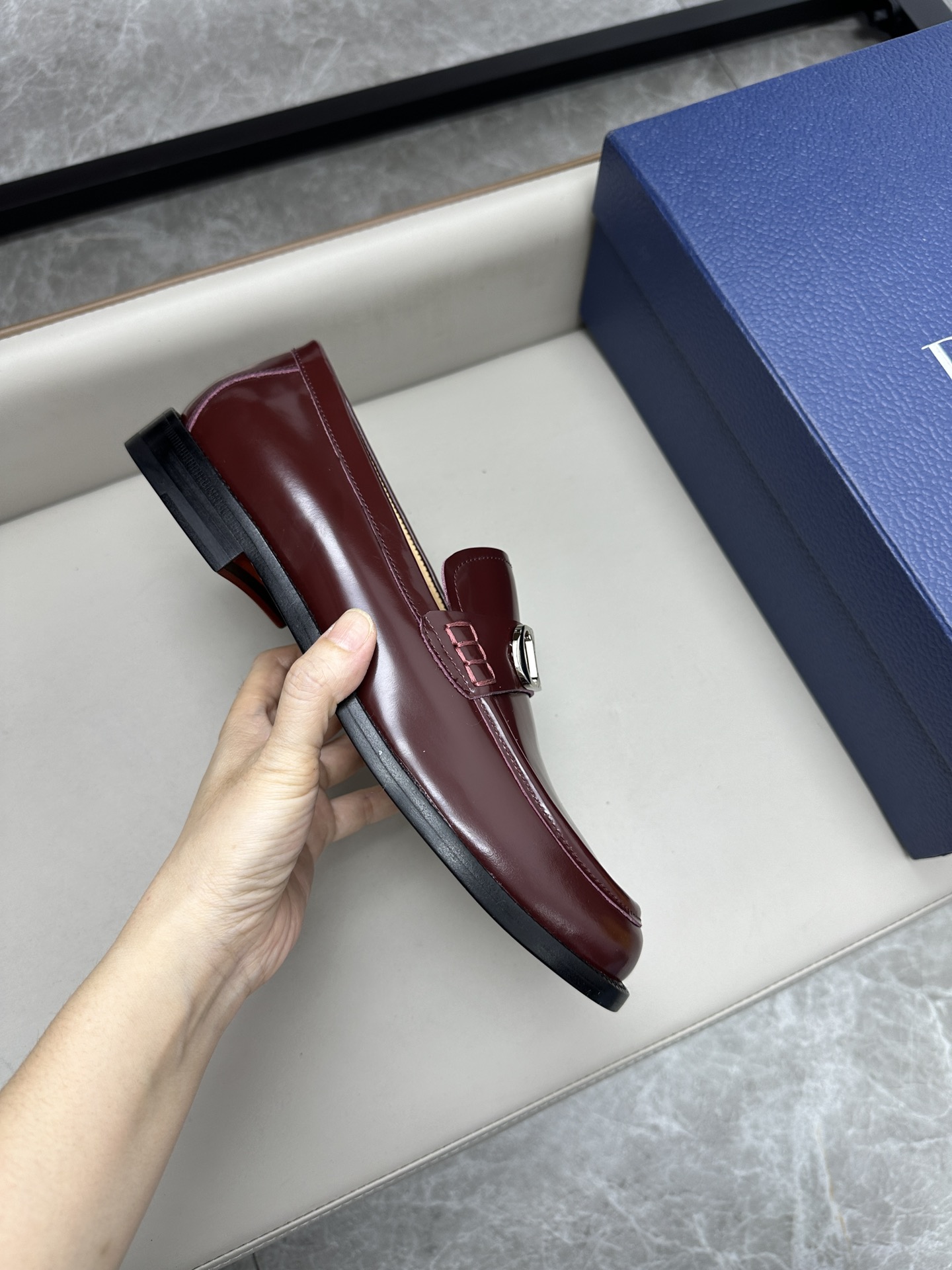 Dior 男士皮鞋 - スタイリッシュなデザインと高級感