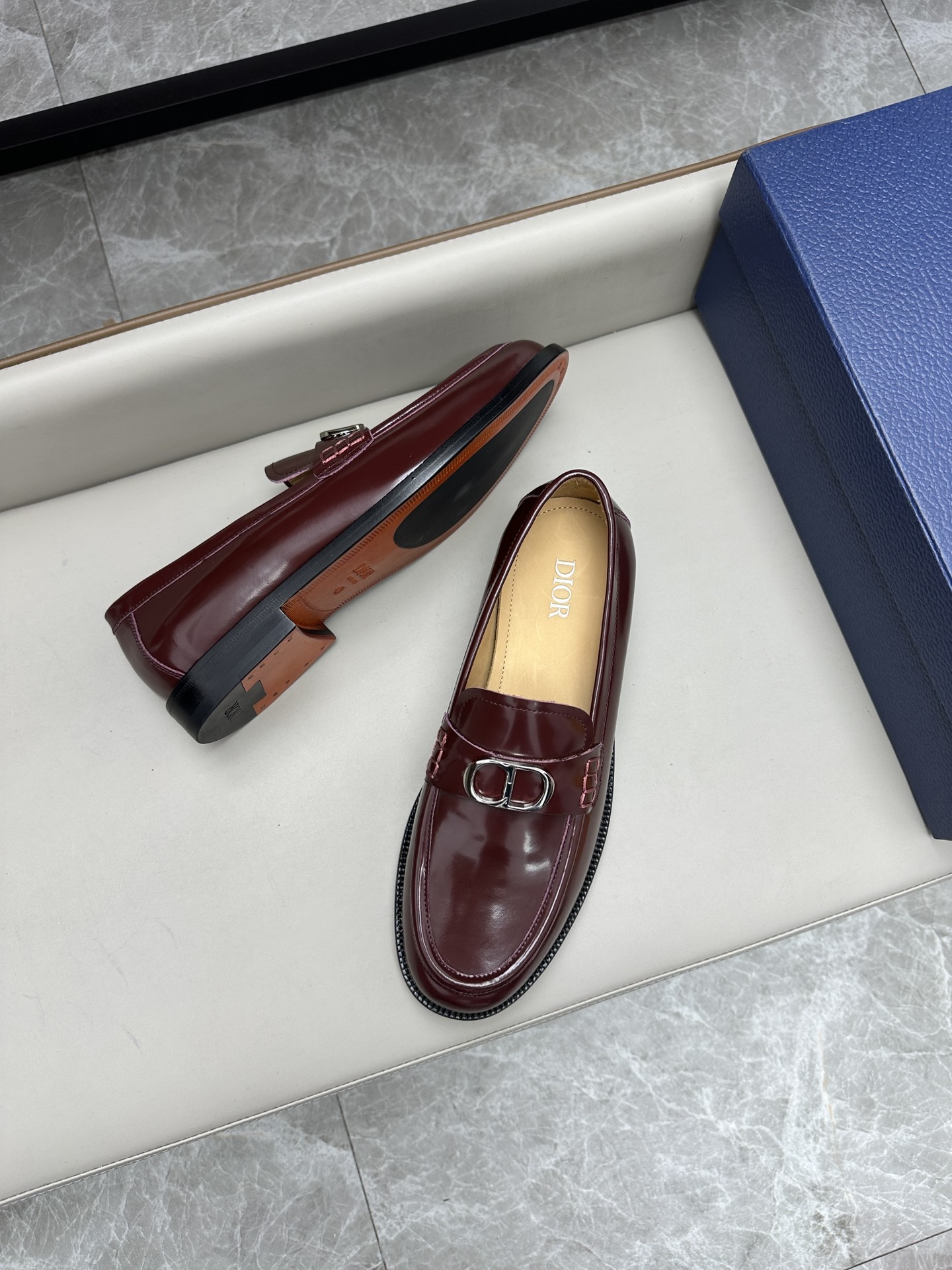 Dior 男士皮鞋 - スタイリッシュなデザインと高級感