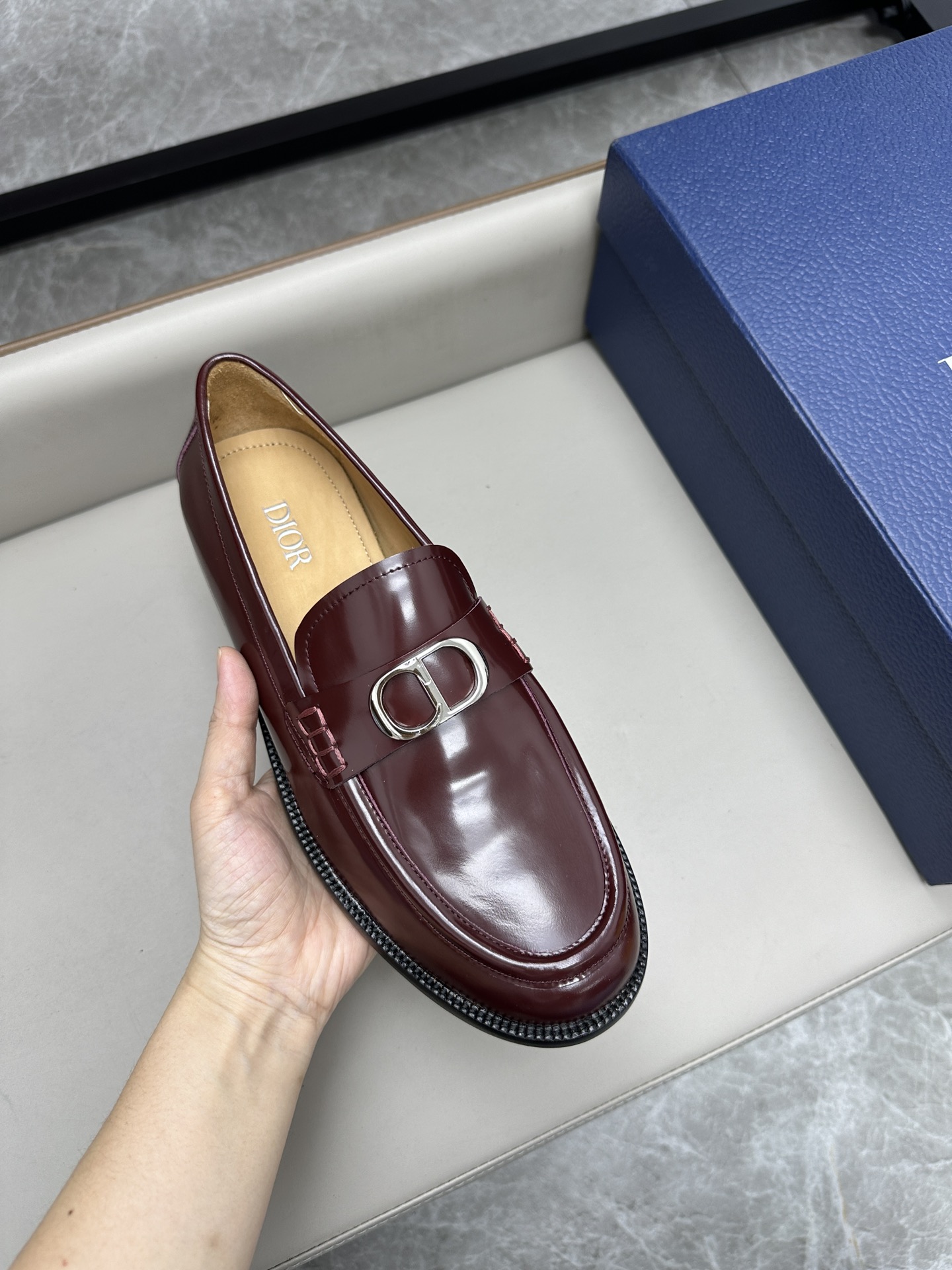 Dior 男士皮鞋 - スタイリッシュなデザインと高級感