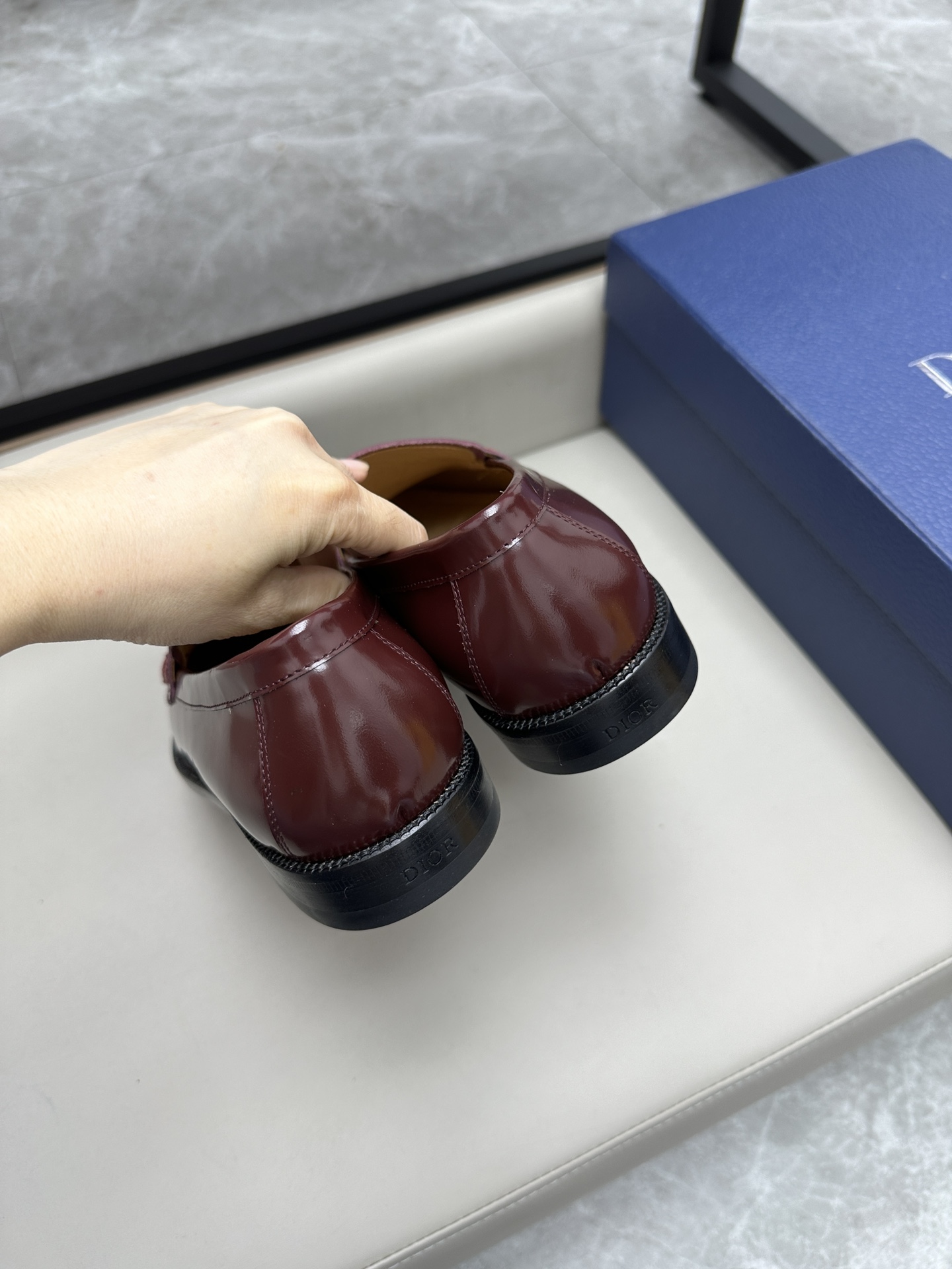 Dior 男士皮鞋 - スタイリッシュなデザインと高級感