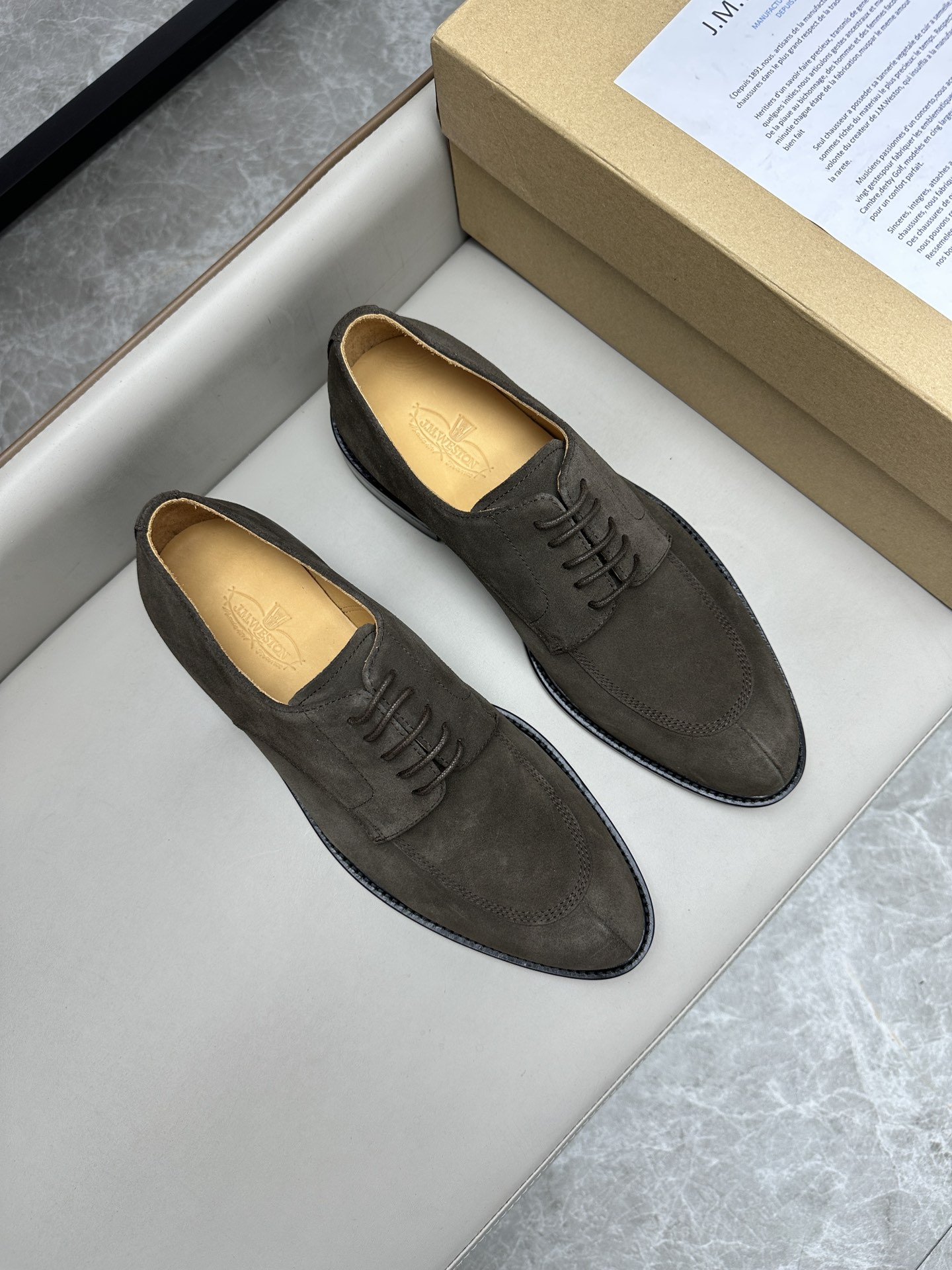 NO:271504,J.M.WESTON classic business leather shoes, men's lace-up business leather shoes, imported original reverse velvet cowhide, cowhide inner, cowhide inner makes the shoes fashionable and comfortable to wear. Size 39-44 (customized by 38, 45, 46), cowhide19860909J.M.WESTON经典商务皮鞋,男士系带商务皮鞋,进口原版反绒牛皮,牛皮内里,牛皮内里让鞋子穿在脚上时尚又舒适.码数39-44（38、45、46定做）,,cowhide,Men's shoes