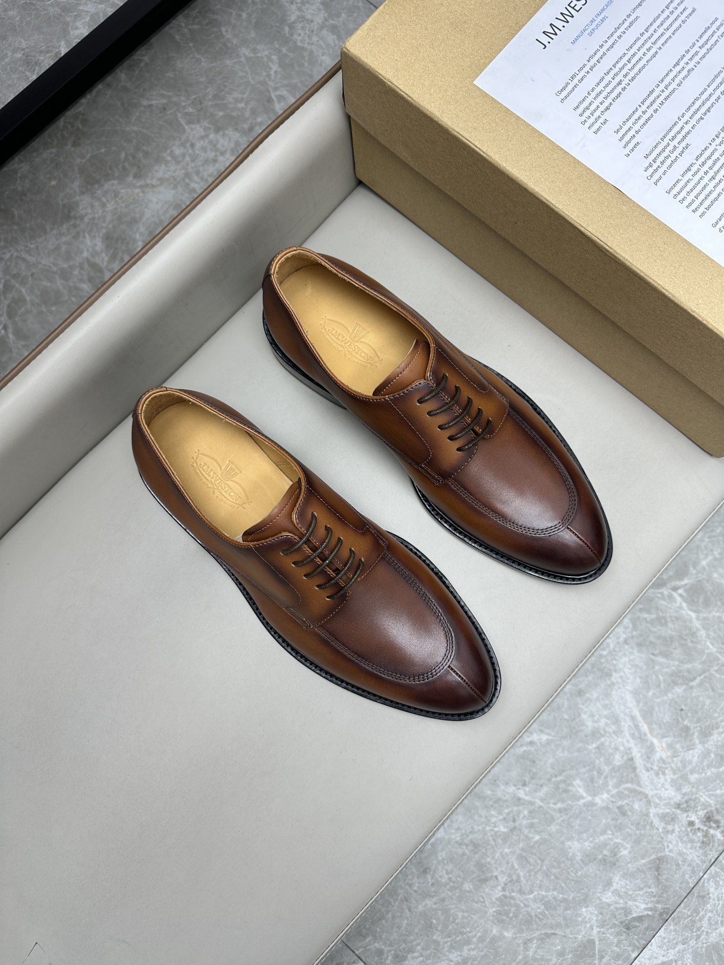 NO:271510,J.M.WESTON classic business leather shoes, men's lace-up business leather shoes, imported original calfskin, cowhide inner, cowhide inner makes the shoes fashionable and comfortable to wear. Size 39-44 (customized for 38, 45, 46), cowhide19860909J.M.WESTON经典商务皮鞋,男士系带商务皮鞋,进口原版小牛皮,牛皮内里,牛皮内里让鞋子穿在脚上时尚又舒适.码数39-44（38、45、46定做）,,cowhide,Men's shoes
