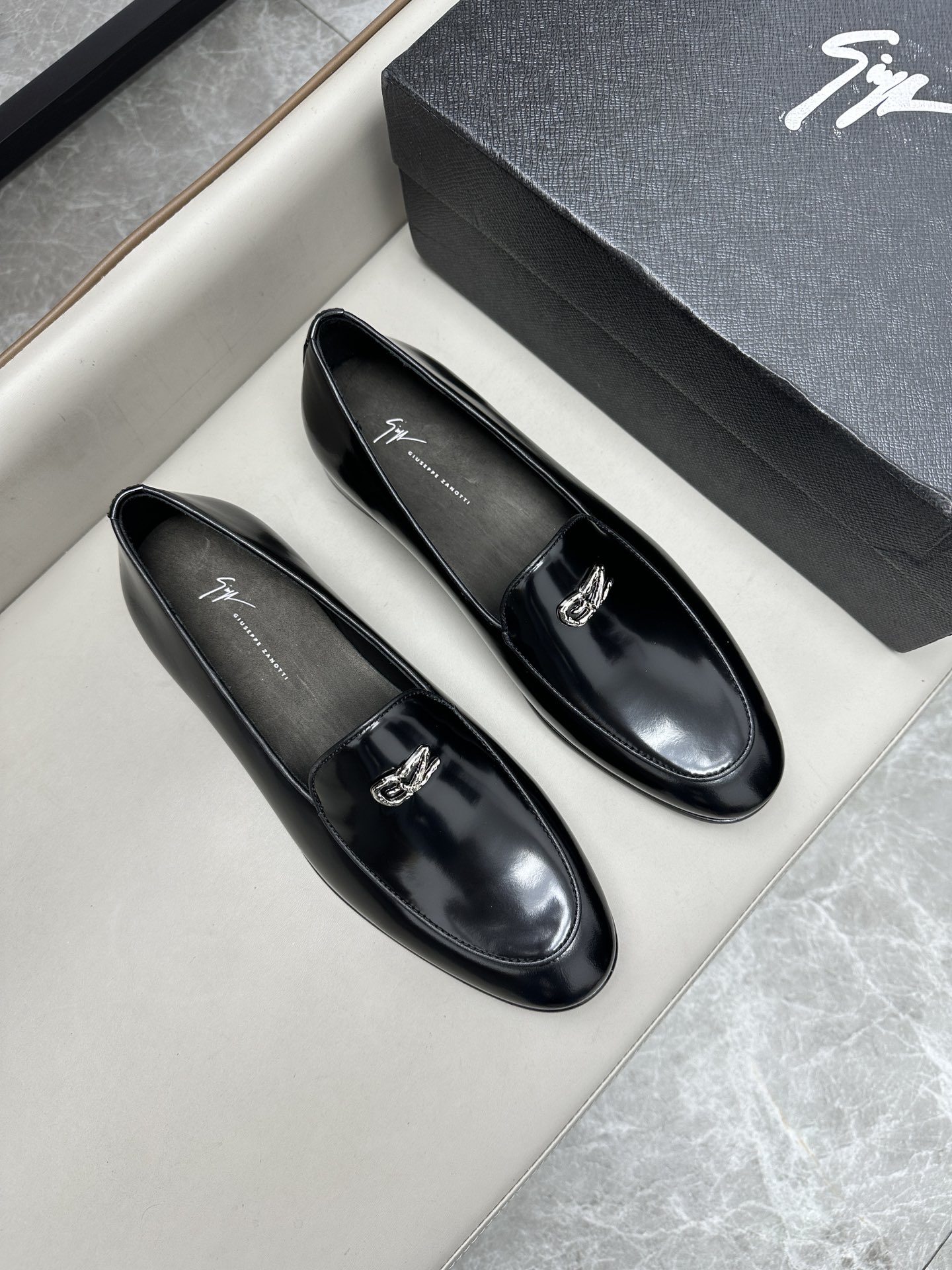 NO:272274,GZ classic business leather shoes, men's lace-up business leather shoes, imported original beaded cowhide, cowhide inner, cowhide inner makes the shoes fashionable and comfortable to wear. Size 39-44 (customized by 38, 45, 46), cowhide19860909GZ经典商务皮鞋,男士系带商务皮鞋,进口原版开边珠牛皮,牛皮内里,牛皮内里让鞋子穿在脚上时尚又舒适.码数39-44（38、45、46定做）,,cowhide,Men's shoes