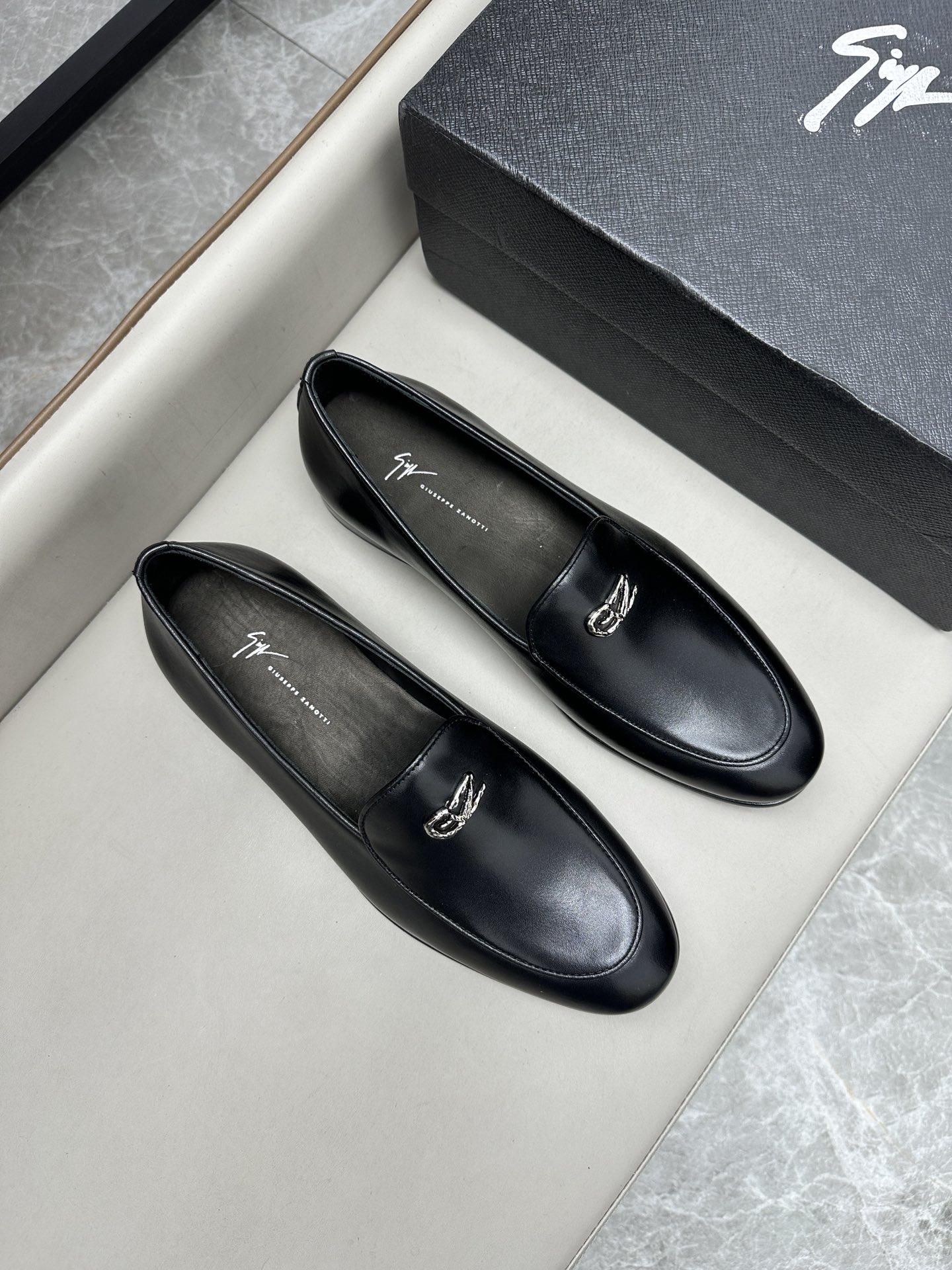 NO:272276,GZ classic business leather shoes, men's lace-up business leather shoes, imported original calfskin, cowhide inner, cowhide inner makes the shoes fashionable and comfortable to wear. Size 39-44 (customized for 38, 45, 46), cowhide19860909GZ经典商务皮鞋,男士系带商务皮鞋,进口原版小牛皮,牛皮内里,牛皮内里让鞋子穿在脚上时尚又舒适.码数39-44（38、45、46定做）,,cowhide,Men's shoes