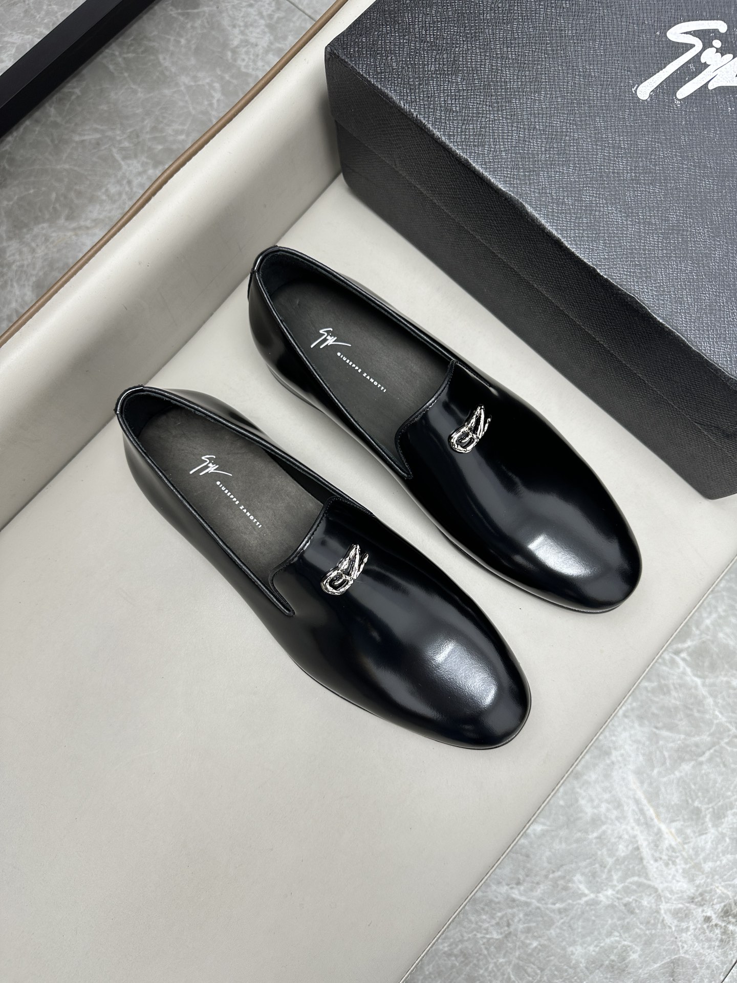 NO:272277,GZ classic business leather shoes, men's lace-up business leather shoes, imported original beaded cowhide, cowhide inner, cowhide inner makes the shoes fashionable and comfortable to wear. Size 39-44 (customized by 38, 45, 46), cowhide19860909GZ经典商务皮鞋,男士系带商务皮鞋,进口原版开边珠牛皮,牛皮内里,牛皮内里让鞋子穿在脚上时尚又舒适.码数39-44（38、45、46定做）,,cowhide,Men's shoes