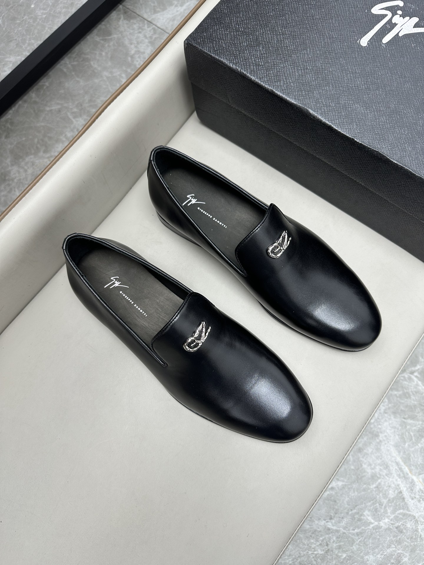 NO:272279,GZ classic business leather shoes, men's lace-up business leather shoes, imported original calfskin, cowhide inner, cowhide inner makes the shoes fashionable and comfortable to wear. Size 39-44 (customized for 38, 45, 46), cowhide19860909GZ经典商务皮鞋,男士系带商务皮鞋,进口原版小牛皮,牛皮内里,牛皮内里让鞋子穿在脚上时尚又舒适.码数39-44（38、45、46定做）,,cowhide,Men's shoes