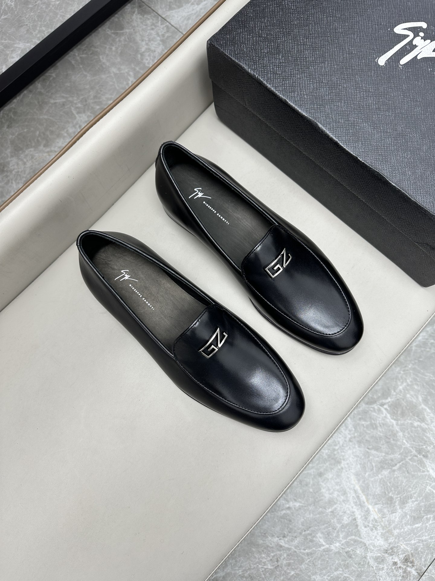 NO:272282,GZ classic business leather shoes, men's lace-up business leather shoes, imported original calfskin, cowhide inner, cowhide inner makes the shoes fashionable and comfortable to wear. Size 39-44 (customized for 38, 45, 46), cowhide19860909GZ经典商务皮鞋,男士系带商务皮鞋,进口原版小牛皮,牛皮内里,牛皮内里让鞋子穿在脚上时尚又舒适.码数39-44（38、45、46定做）,,cowhide,Men's shoes