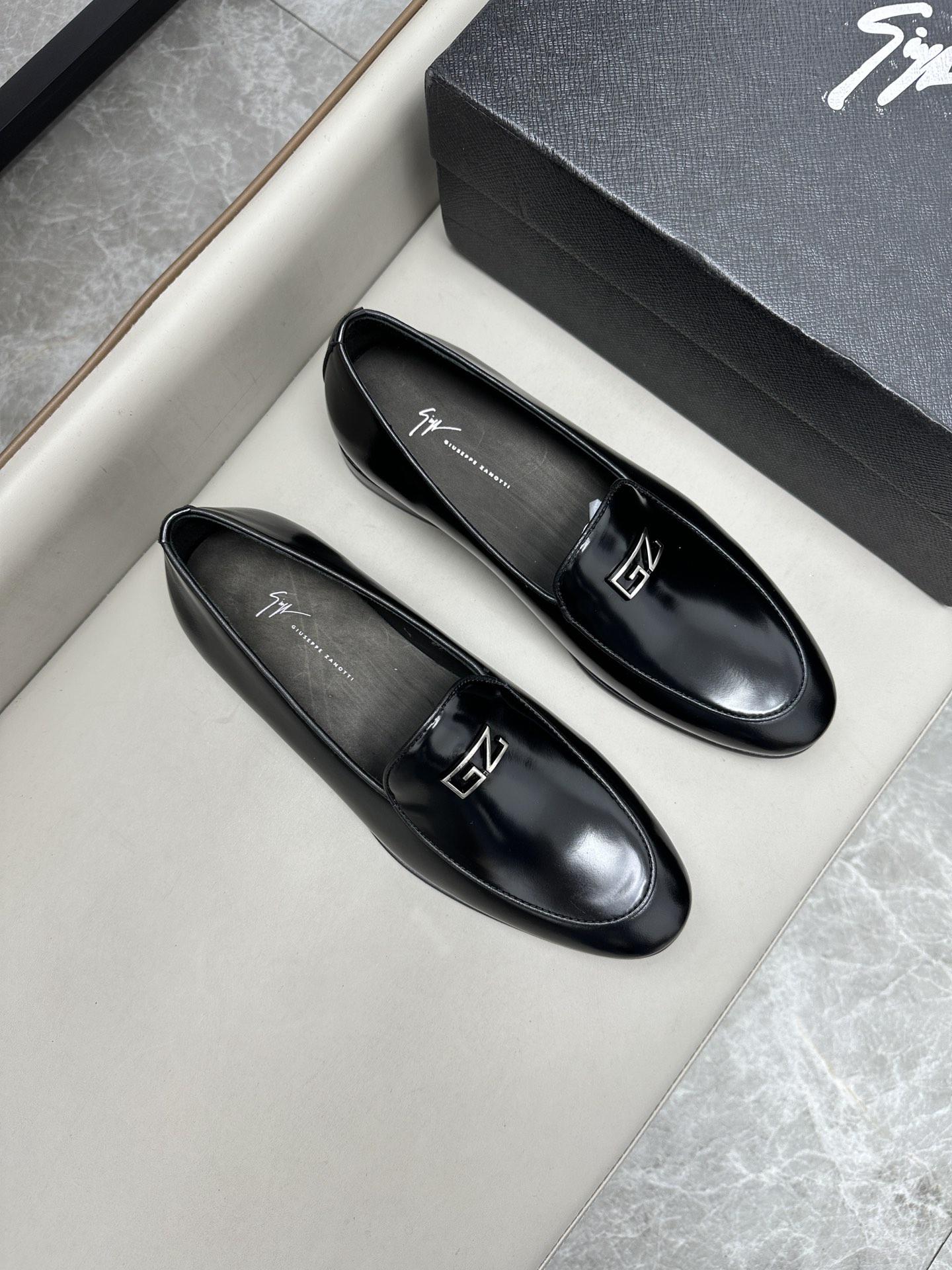 NO:272283,GZ classic business leather shoes, men's lace-up business leather shoes, imported original beaded cowhide, cowhide inner, cowhide inner makes the shoes fashionable and comfortable to wear. Size 39-44 (customized by 38, 45, 46), cowhide19860909GZ经典商务皮鞋,男士系带商务皮鞋,进口原版开边珠牛皮,牛皮内里,牛皮内里让鞋子穿在脚上时尚又舒适.码数39-44（38、45、46定做）,,cowhide,Men's shoes