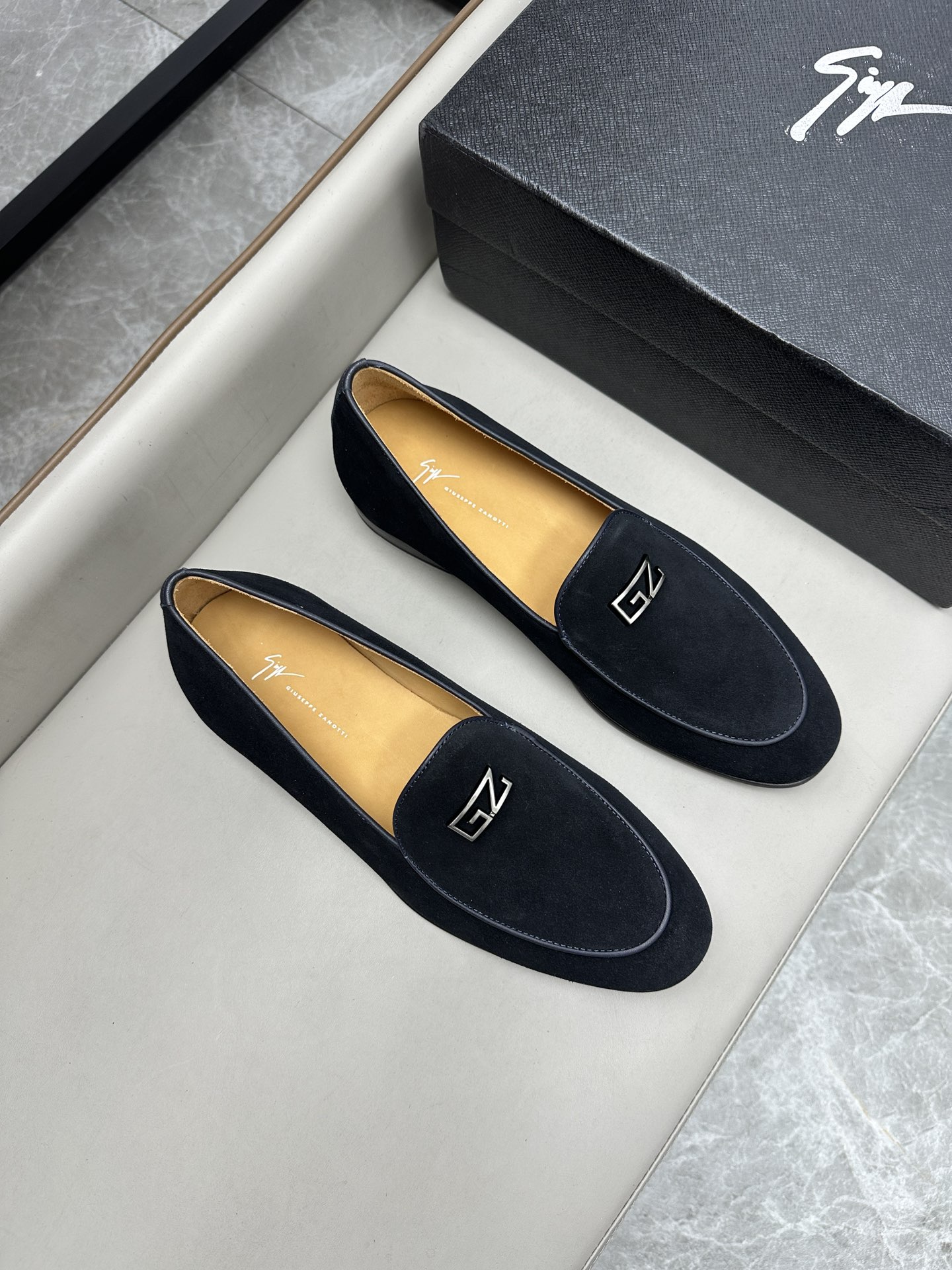 NO:272287,GZ classic business leather shoes, men's lace-up business leather shoes, imported original reverse velvet cowhide, cowhide inner, cowhide inner makes the shoes fashionable and comfortable to wear. Size 39-44 (customized by 38, 45, 46), cowhide19860909GZ经典商务皮鞋,男士系带商务皮鞋,进口原版反绒牛皮,牛皮内里,牛皮内里让鞋子穿在脚上时尚又舒适.码数39-44（38、45、46定做）,,cowhide,Men's shoes