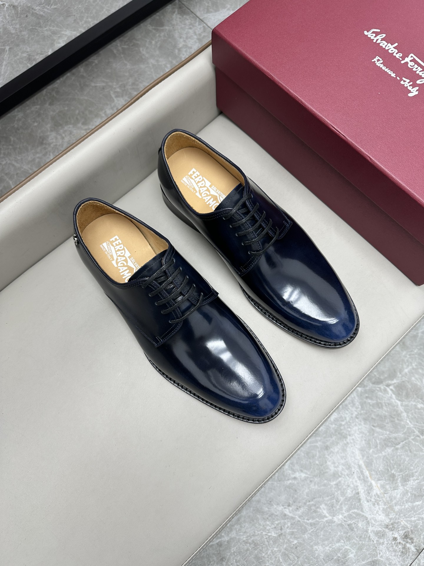 NO:270921,Ferragamo classic men's business leather shoes, imported blue polished cowhide, cowhide inner, very soft leather, original genuine leather soles, size 39-44 (38 45 46 47 customized),,, ferragamo, ferragamo, cowhide, Leather soles19860909Ferragamo(菲拉格慕)经典的男士商务皮鞋,进口蓝色擦色牛皮,牛皮内里,皮质非常柔软,原版真皮大底,码数39-44码(38 45 46 47定做),,,ferragamo,ferragamo,cowhide,Leather soles,Men's shoes