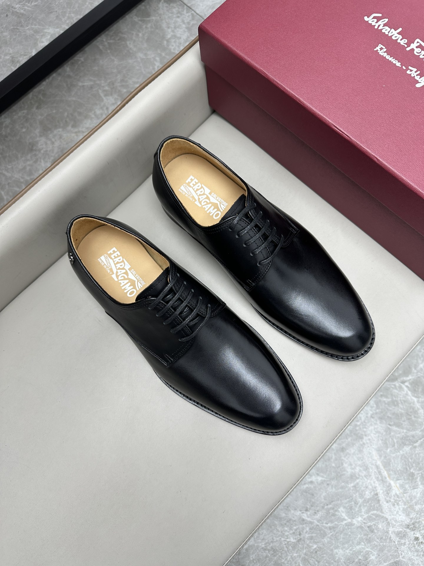 NO:272837,Ferragamo classic men's business leather shoes, imported black calfskin, cowhide, leather very soft, original genuine leather soles, size 39-44 (38 45 46 47 customized),,, ferragamo, ferragamo, cowhide, Leather soles19860909Ferragamo(菲拉格慕)经典的男士商务皮鞋,进口黑色小牛皮,牛皮内里,皮质非常柔软,原版真皮大底,码数39-44码(38 45 46 47定做),,,ferragamo,ferragamo,cowhide,Leather soles,Men's shoes