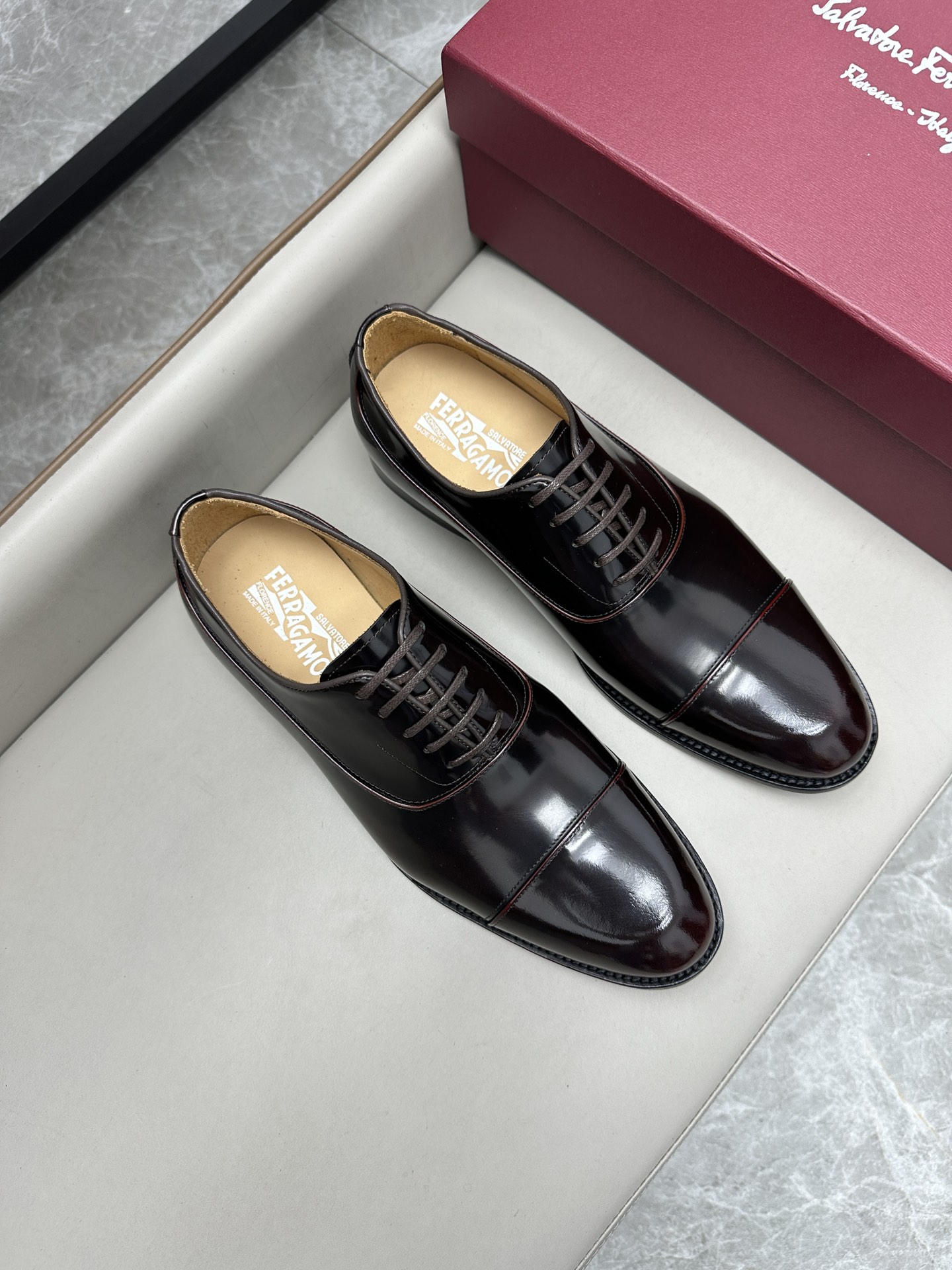 NO:272839,Ferragamo classic men's business leather shoes, imported red polished cowhide, cowhide inner, very soft leather, original genuine leather soles, size 39-44 (38 45 46 47 customized),,, ferragamo, ferragamo, cowhide, Leather soles19860909Ferragamo(菲拉格慕)经典的男士商务皮鞋,进口红色擦色牛皮,牛皮内里,皮质非常柔软,原版真皮大底,码数39-44码(38 45 46 47定做),,,ferragamo,ferragamo,cowhide,Leather soles,Men's shoes