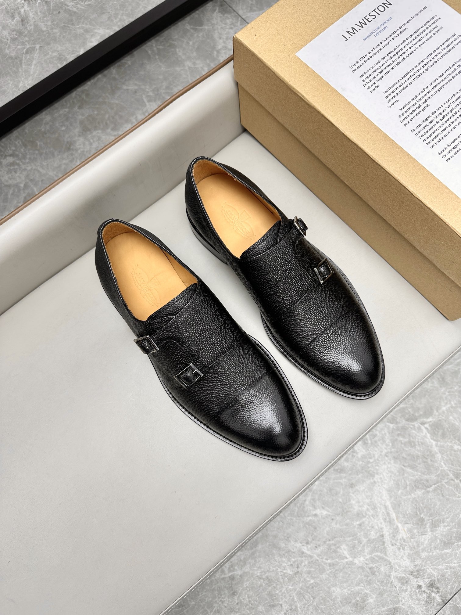 NO:271500,J.M.WESTON classic business leather shoes, men's lace-up business leather shoes, imported original cowhide, genuine leather sole, cowhide inner, cowhide inner makes the shoes fashionable and comfortable to wear on the feet. Size 39-44 (38, 45, 46 customized) 1D02658,,cowhide,Leather soles19860909J.M.WESTON经典商务皮鞋,男士系带商务皮鞋,进口原版牛皮,真皮大底,牛皮内里,牛皮内里让鞋子穿在脚上时尚又舒适.码数39-44（38、45、46定做）1D02658,,cowhide,Leather soles,Men's shoes