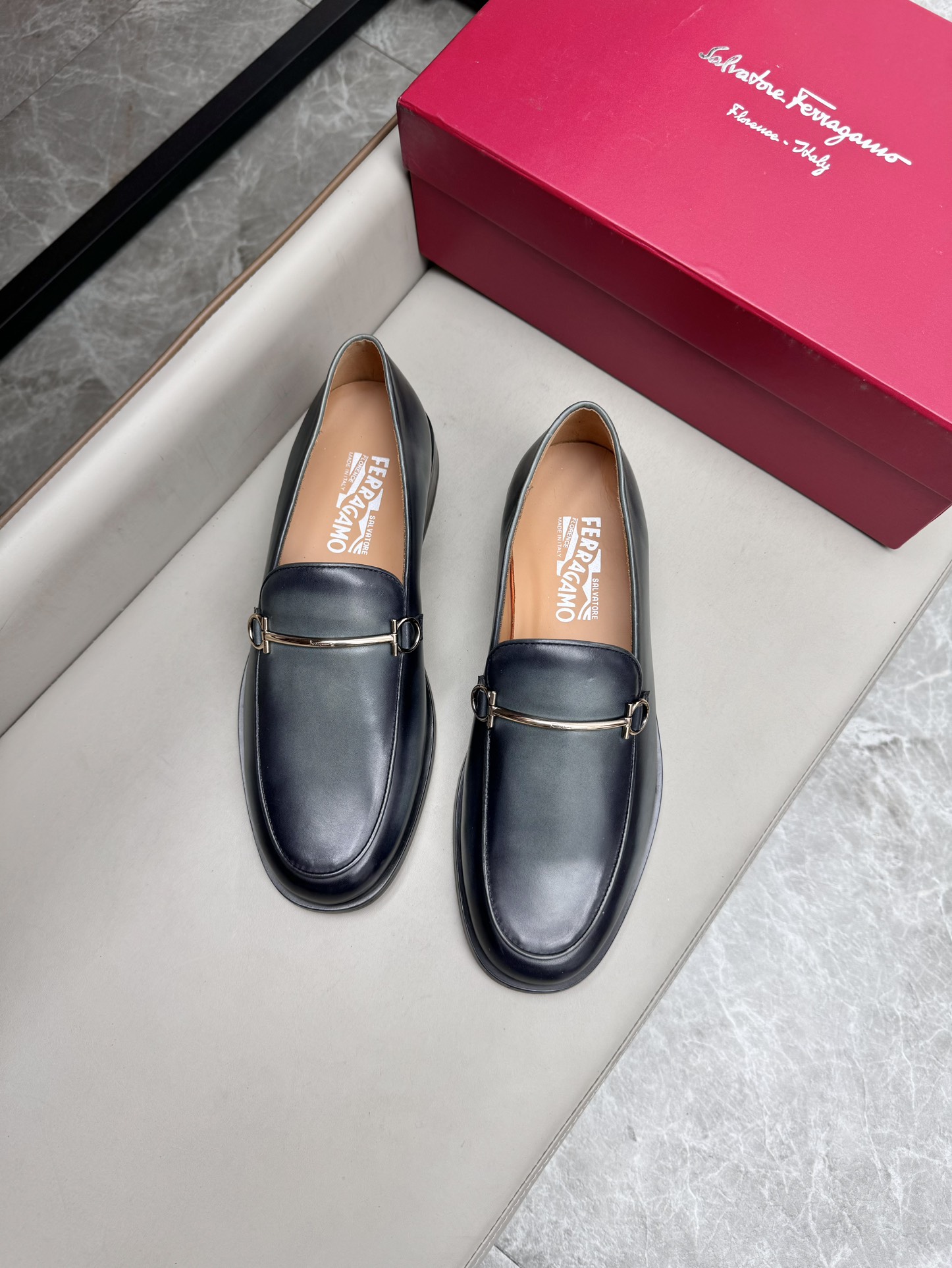 Salvatore Ferragamo Men's Leather Loafers - Business Casual Style 5 i1731945928 7908 3