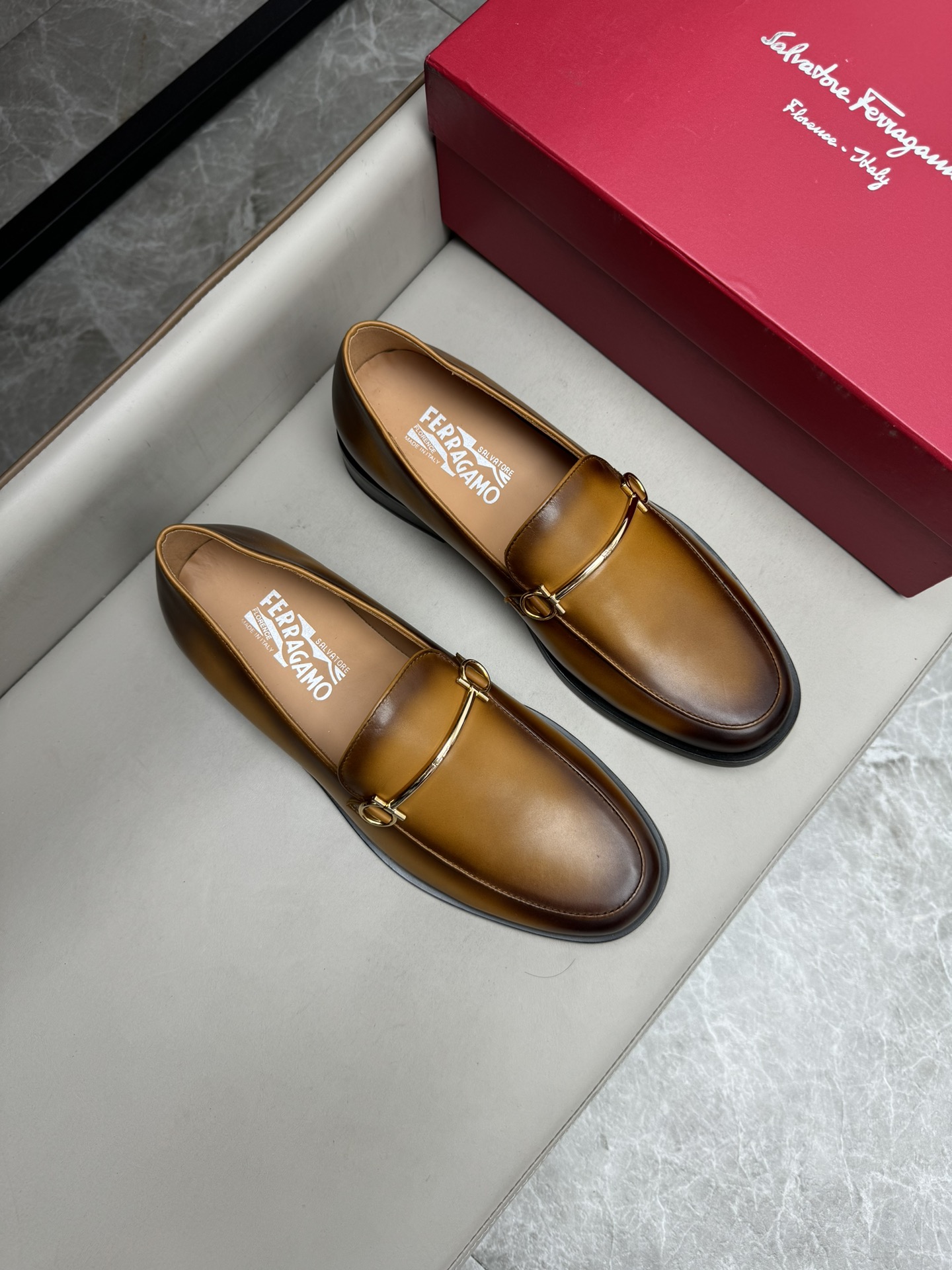 NO:272296,Ferragam genuine leather outsole men's business casual leather shoes | Imported color-changing cowhide upper | Imported cowhide inner | Strictly selected materials only to create a more comfortable wearing experience | Original shoe last | Slim and smooth lines | Exclusive molded leather outsole Size39-44 (customized by 38.45.46), ferragamo, cowhide, Leather soles19860909Ferragam菲拉真皮大底男士商务休闲皮鞋｜采用进口改色牛皮鞋面｜进口牛皮内里｜严选用料只为打造更为舒适的穿着体验｜原版鞋楦｜线条修长流畅｜独家开模真皮大底 Size39-44（38.45.46定做）,,ferragamo,cowhide,Leather soles,Men's shoes