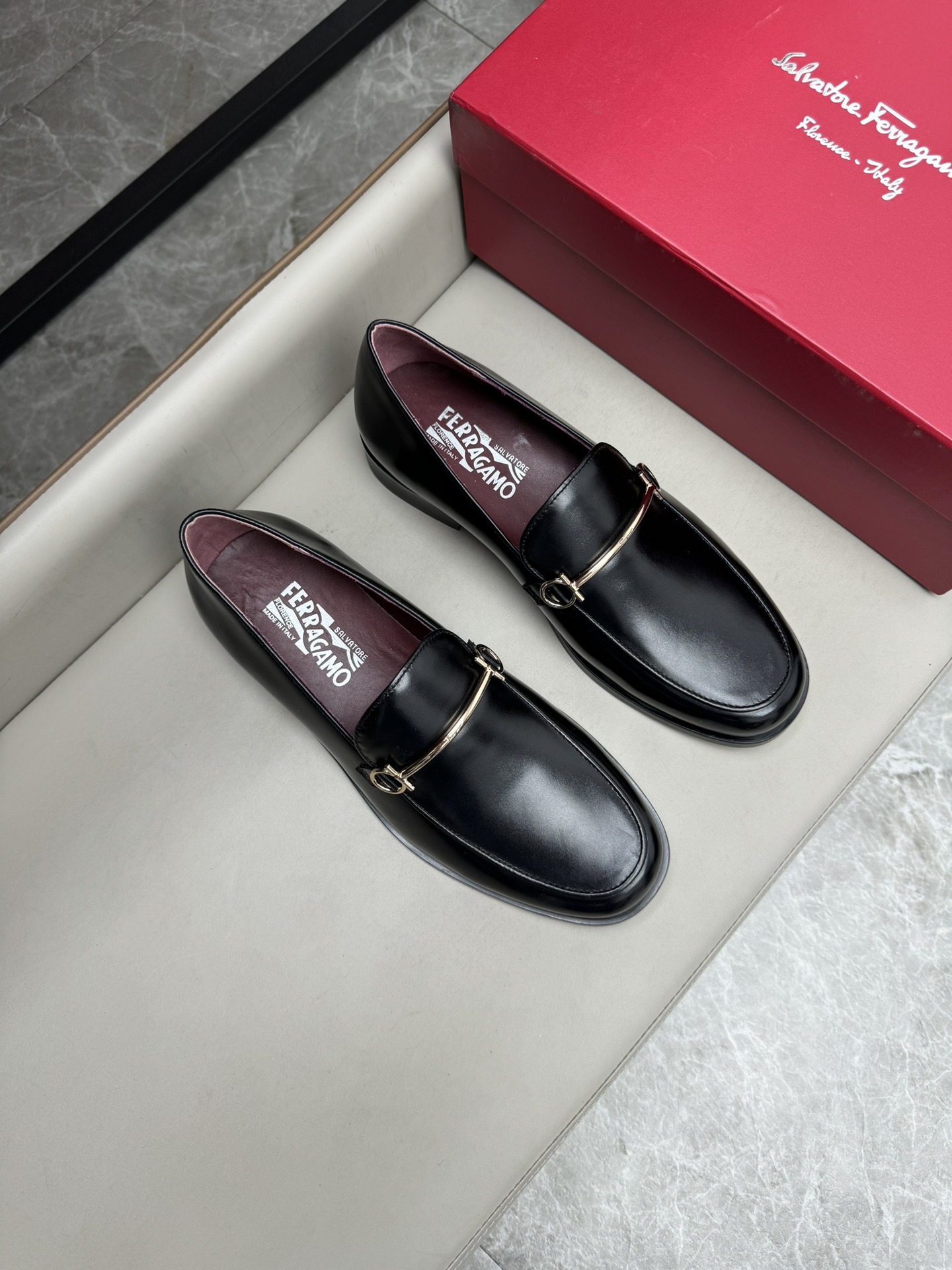 NO:272305,Ferragam genuine leather outsole men's business casual leather shoes｜Use imported cowhide upper｜Imported cowhide inner｜Strictly selected materials only to create a more comfortable wearing experience｜Original shoe last｜Slim and smooth lines｜Exclusive molded leather soles Size39-44 (customized for 38.45.46), ferragamo, cowhide, Leather soles19860909Ferragam菲拉真皮大底男士商务休闲皮鞋｜采用进口牛皮鞋面｜进口牛皮内里｜严选用料只为打造更为舒适的穿着体验｜原版鞋楦｜线条修长流畅｜独家开模真皮大底 Size39-44（38.45.46定做）,,ferragamo,cowhide,Leather soles,Men's shoes