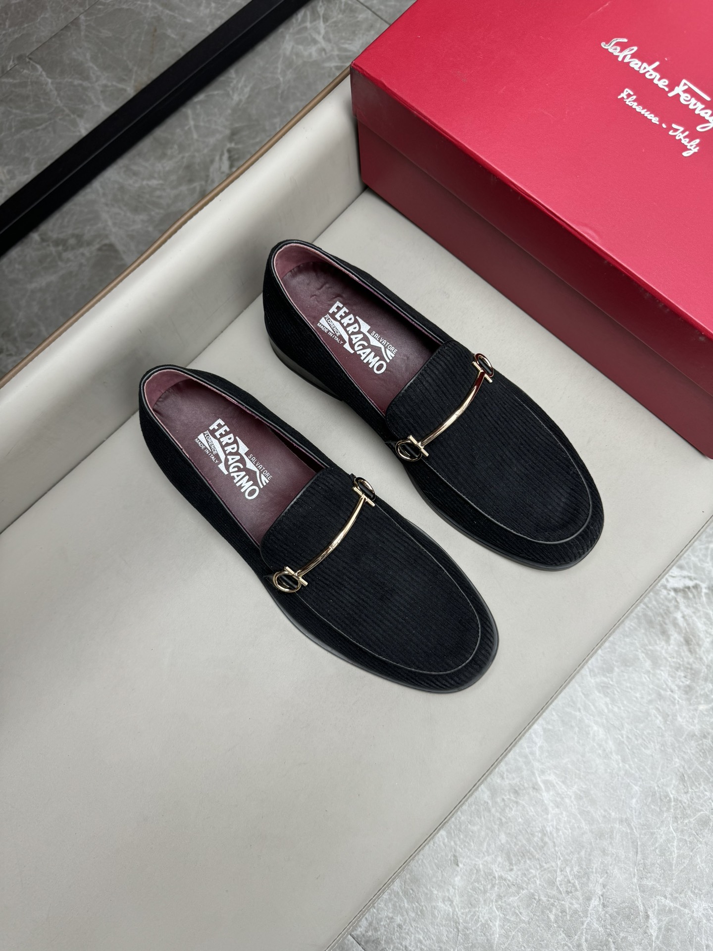 NO:272308,Ferragam genuine leather outsole men's business casual leather shoes｜Use imported velvet upper｜Imported cowhide inner lining｜Strictly selected materials only to create a more comfortable wearing experience｜Original shoe last｜Slim and smooth lines｜Exclusive molded leather outsole Size39-44 (customized for 38.45.46), ferragamo, cowhide, Leather soles19860909Ferragam菲拉真皮大底男士商务休闲皮鞋｜采用进口绒鞋面｜进口牛皮内里｜严选用料只为打造更为舒适的穿着体验｜原版鞋楦｜线条修长流畅｜独家开模真皮大底 Size39-44（38.45.46定做）,,ferragamo,cowhide,Leather soles,Men's shoes