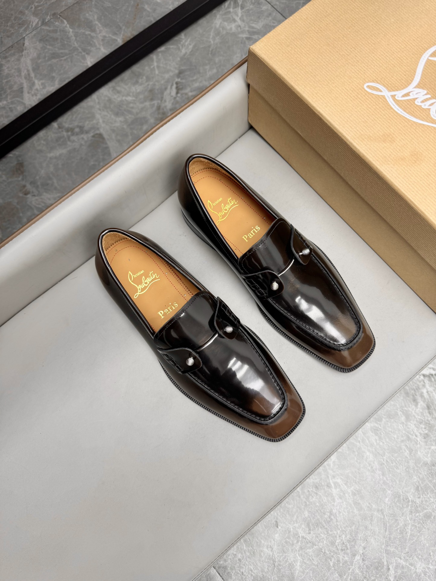 NO:271492,Christian Louboutin (CL) high-quality men's shoes. The fabric is made of imported open-edge beaded cowhide, cowhide inner lining, Italian imported genuine leather soles. Size 39-44 (38, 45, 46 customized) batch, cowhide, Leather soles19860909Christian Louboutin（CL）高品质男鞋 面料选用进口开边珠擦色牛皮,牛皮内里,意大利进口真皮大底 码数39-44（38,45,46定做）批,,cowhide,Leather soles,Men's shoes