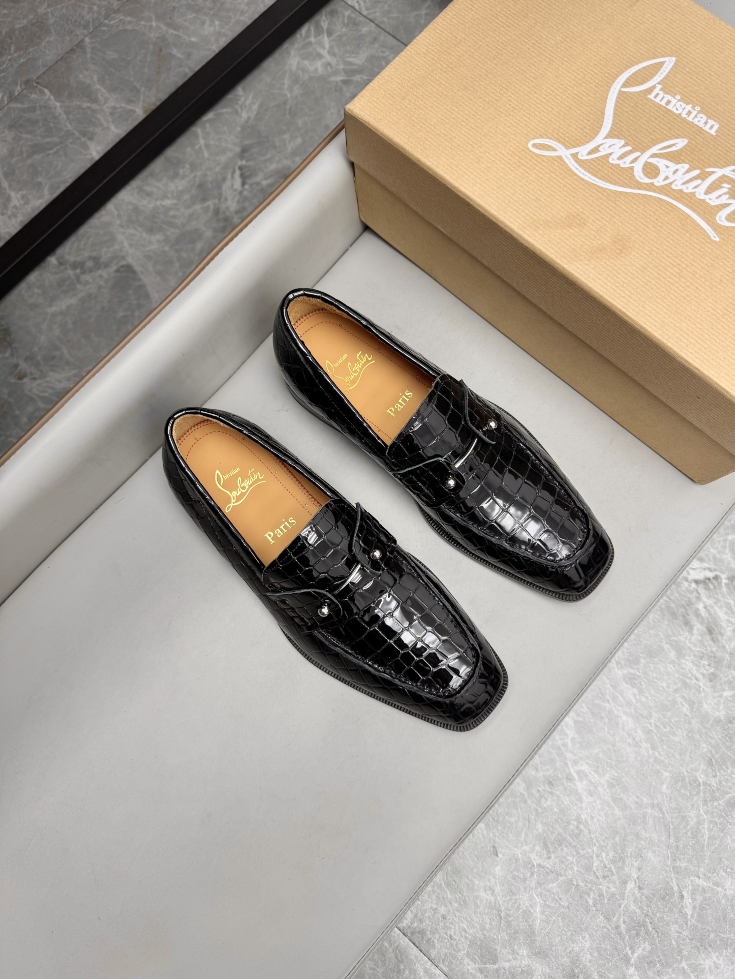 NO:271494,Christian Louboutin (CL) high-quality men's shoes. The fabric is made of imported embossed cowhide, cowhide inner lining, Italian imported genuine leather soles. Size 39-44 (38, 45, 46 customized) batch, cowhide, Leather soles19860909Christian Louboutin（CL）高品质男鞋 面料选用进口压纹牛皮,牛皮内里,意大利进口真皮大底 码数39-44（38,45,46定做）批,,cowhide,Leather soles,Men's shoes