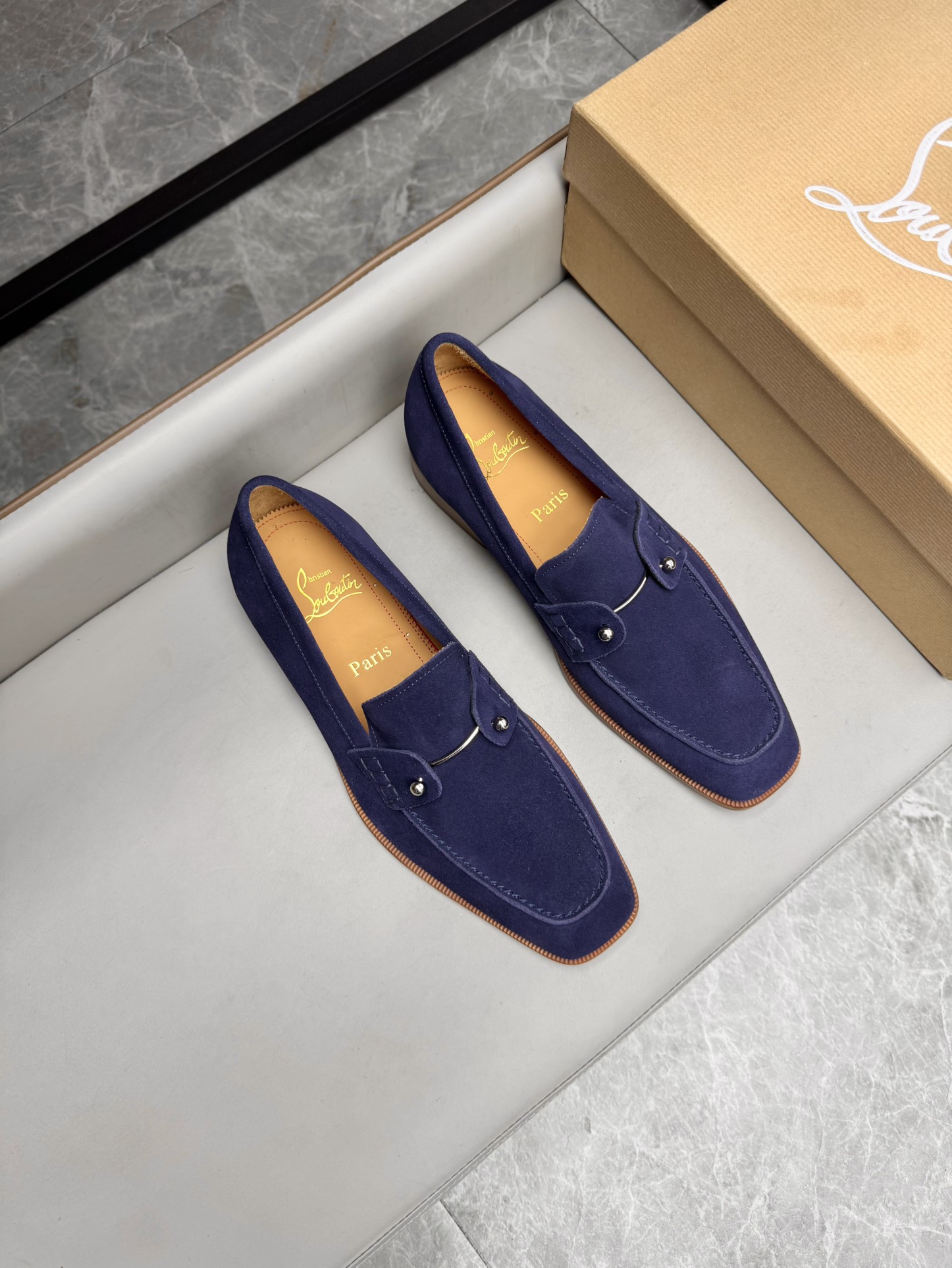 NO:271498,Christian Louboutin (CL) high-quality men's shoes. The fabric is made of imported reverse velvet cowhide, cowhide inner lining, Italian imported genuine leather soles. Size 39-44 (38, 45, 46 customized) batch, cowhide, Leather soles19860909Christian Louboutin（CL）高品质男鞋 面料选用进口反绒牛皮,牛皮内里,意大利进口真皮大底 码数39-44（38,45,46定做）批,,cowhide,Leather soles,Men's shoes