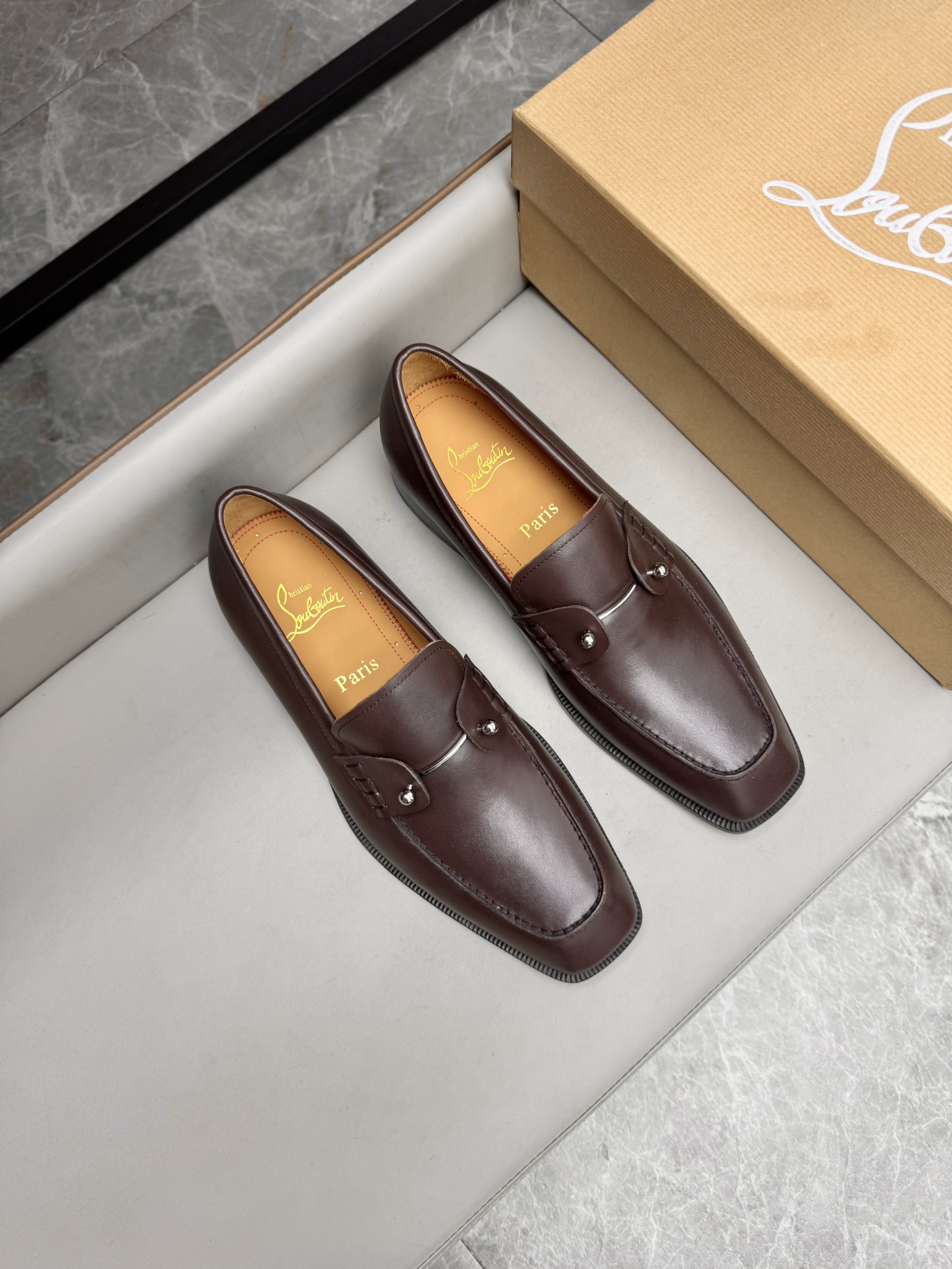 NO:271496,Christian Louboutin (CL) high-quality men's shoes. The fabric is made of imported calfskin, cowhide inner lining, Italian imported genuine leather soles. Size 39-44 (38, 45, 46 customized) batch, cowhide, Leather soles19860909Christian Louboutin（CL）高品质男鞋 面料选用进口小牛皮,牛皮内里,意大利进口真皮大底 码数39-44（38,45,46定做）批,,cowhide,Leather soles,Men's shoes